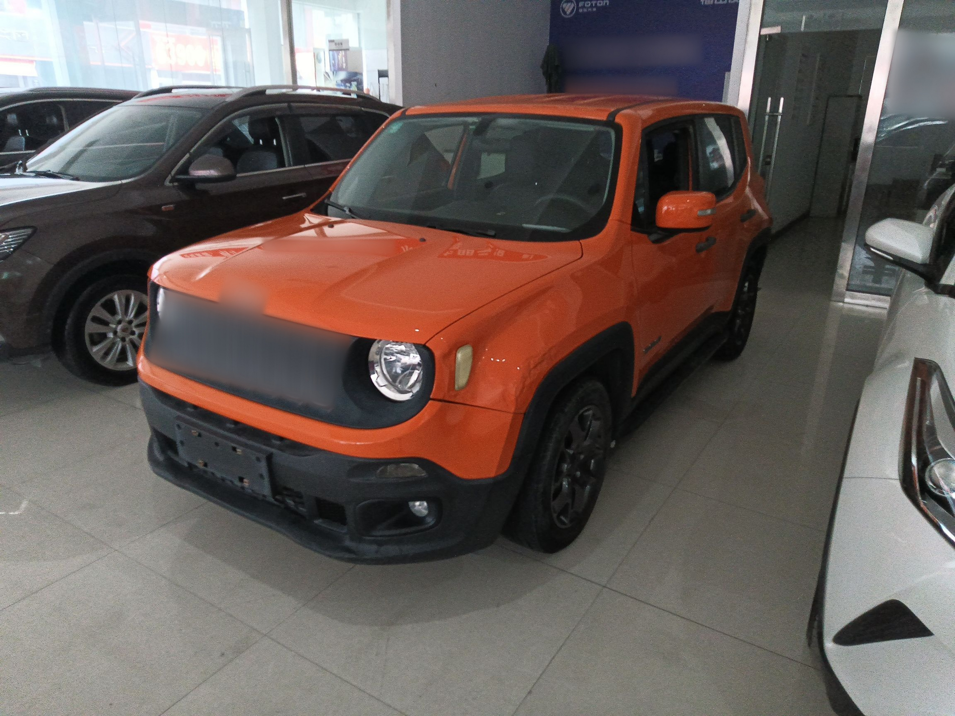 تحت مقدمة السيارة