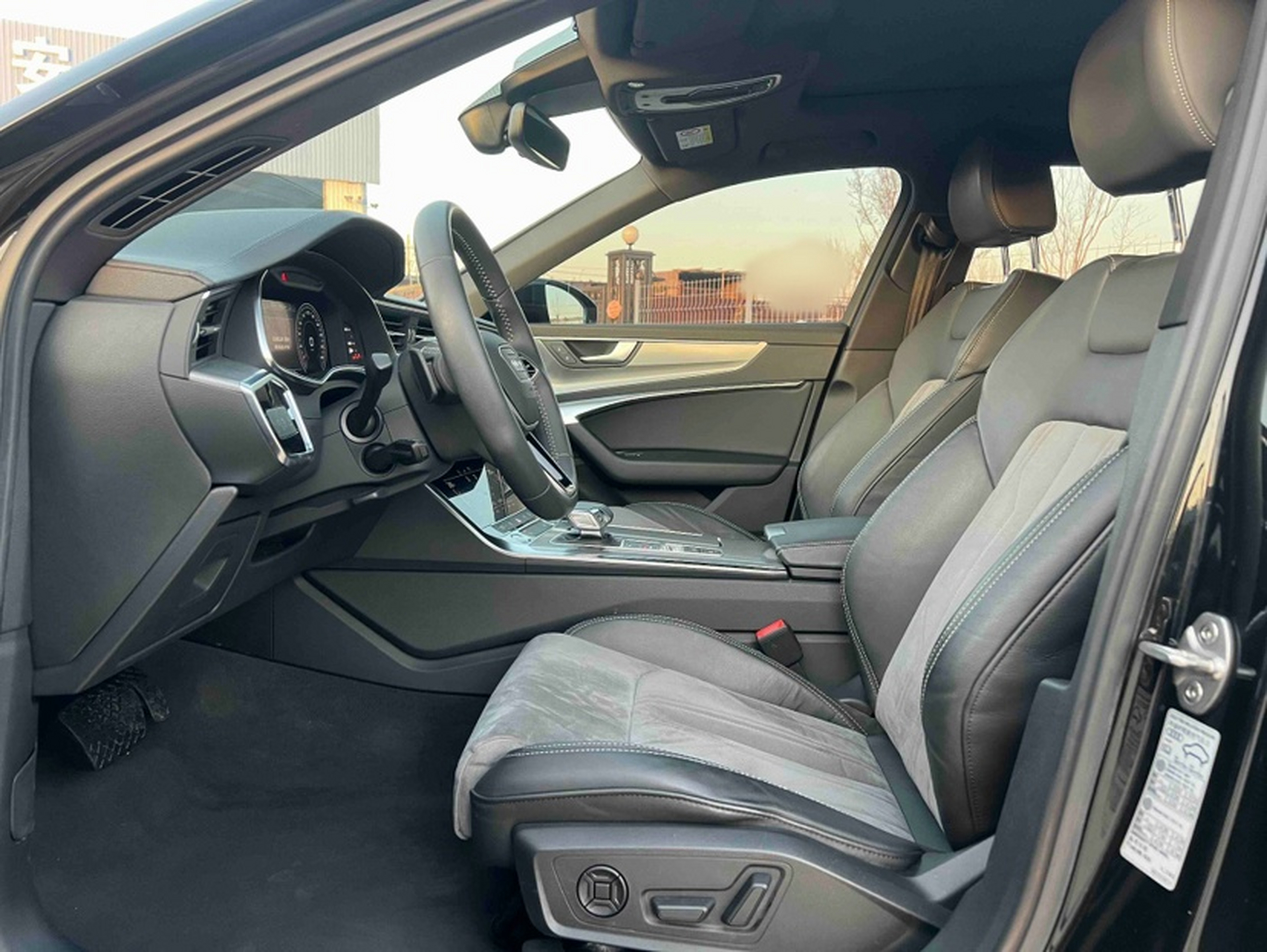 Переднее сиденье в автомобиле