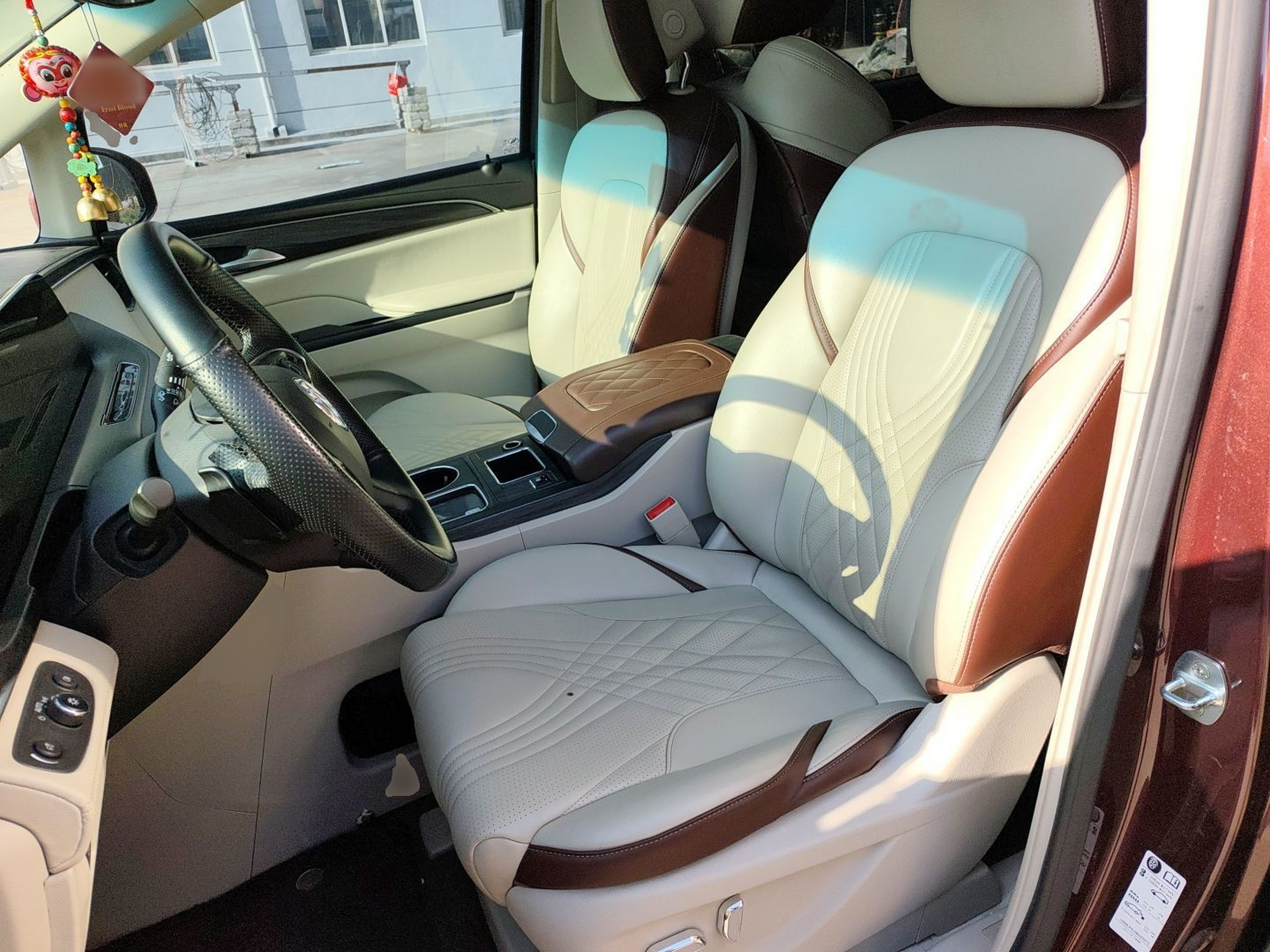 المقاعد الأمامية داخل السيارة