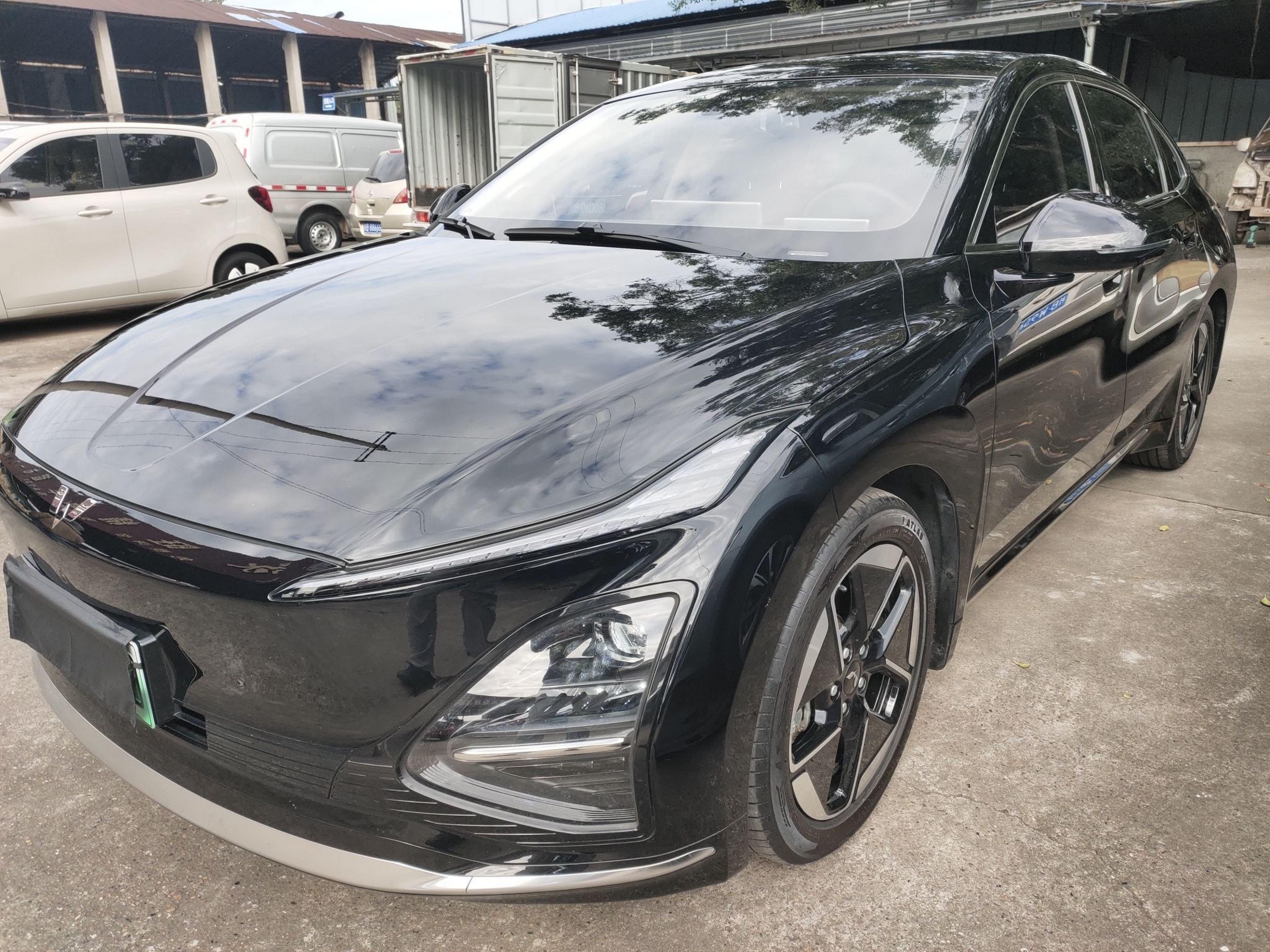 Под передней частью автомобиля