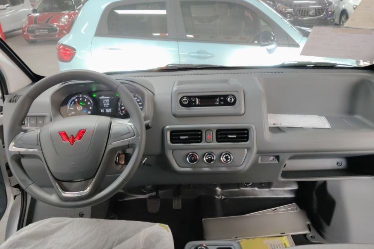 Used Wuling Yangguang 2024 300KM Comfort Version Passenger Van 75kW