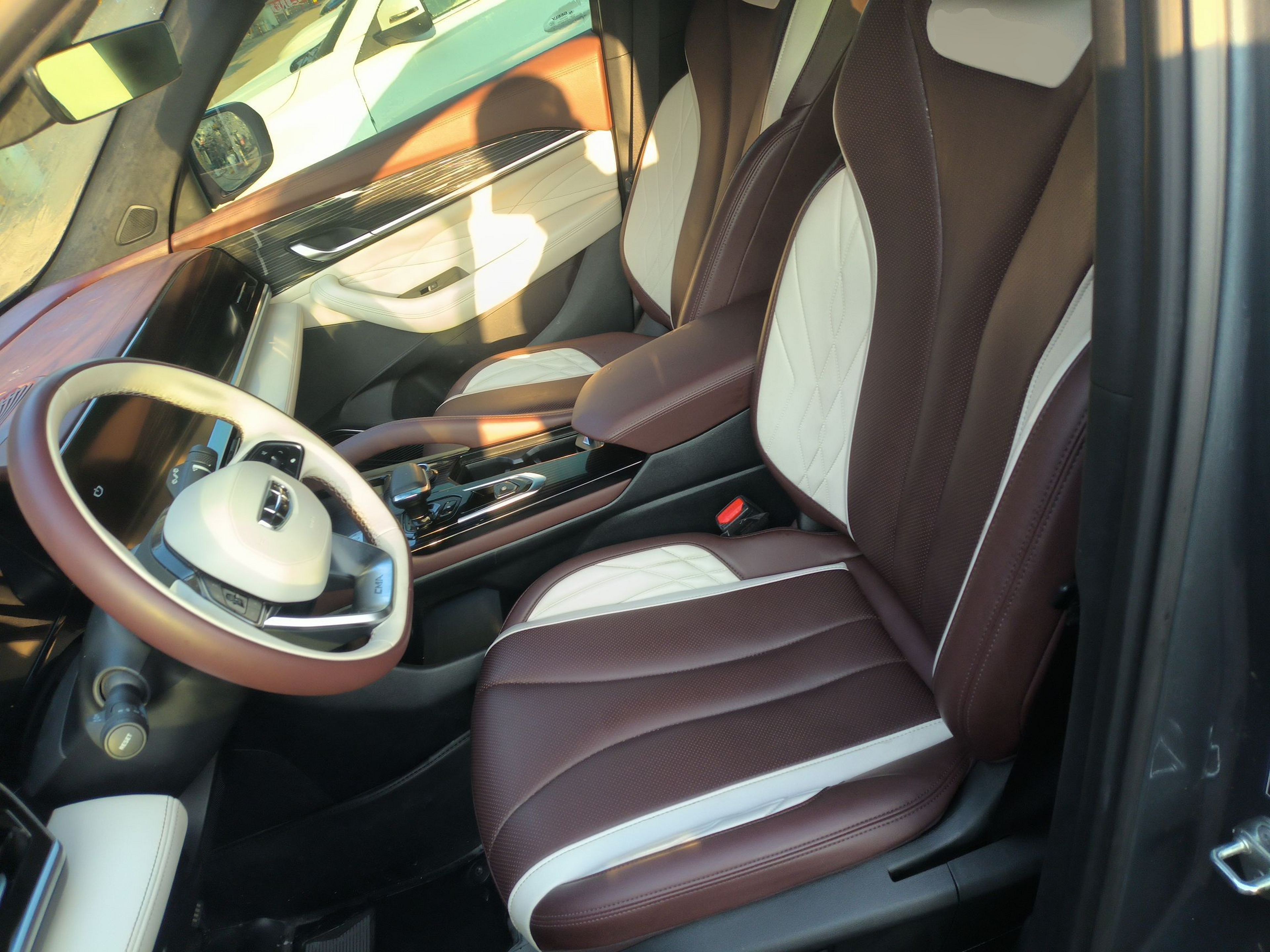 المقاعد الأمامية داخل السيارة