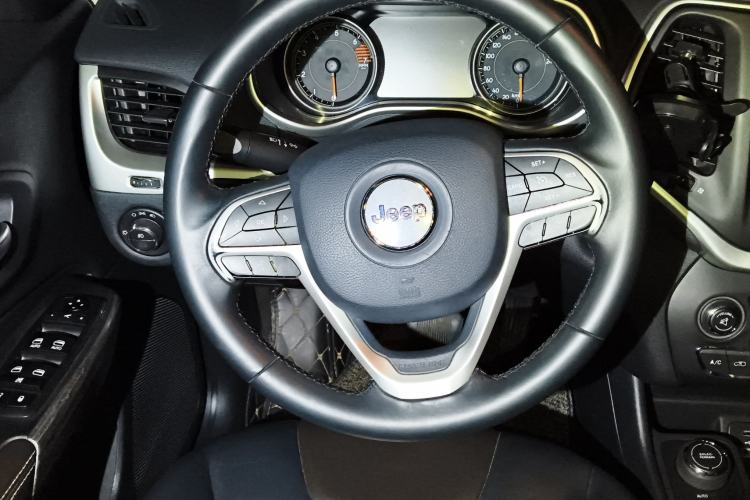 Used  Cherokee 2016 2.4L Professional Edition