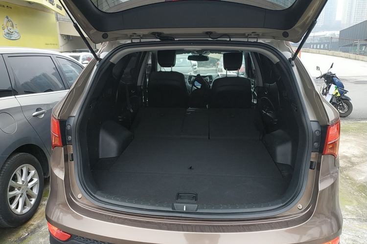 Used Hyundai Santa Fe 2015 2.4L Automatic Two-Wheel Drive Smart Version 5 Seats
