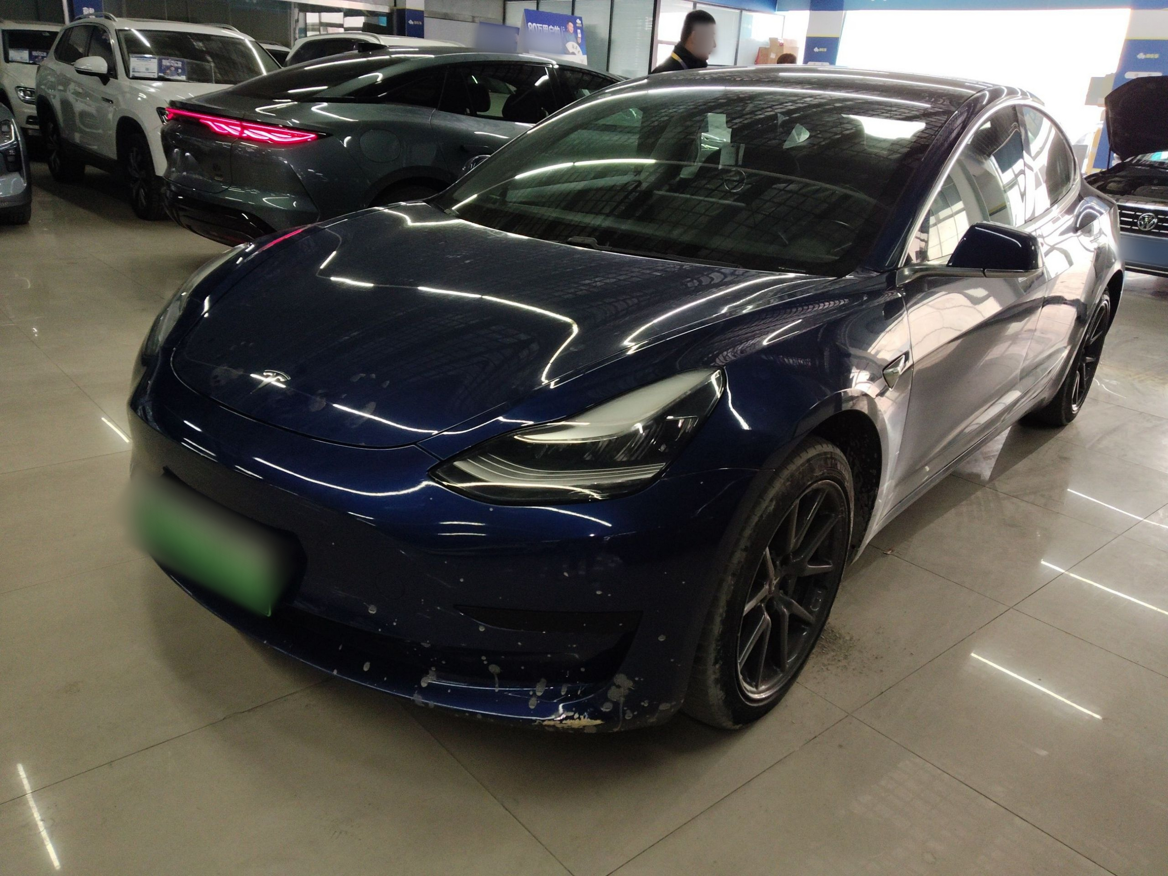 تحت مقدمة السيارة