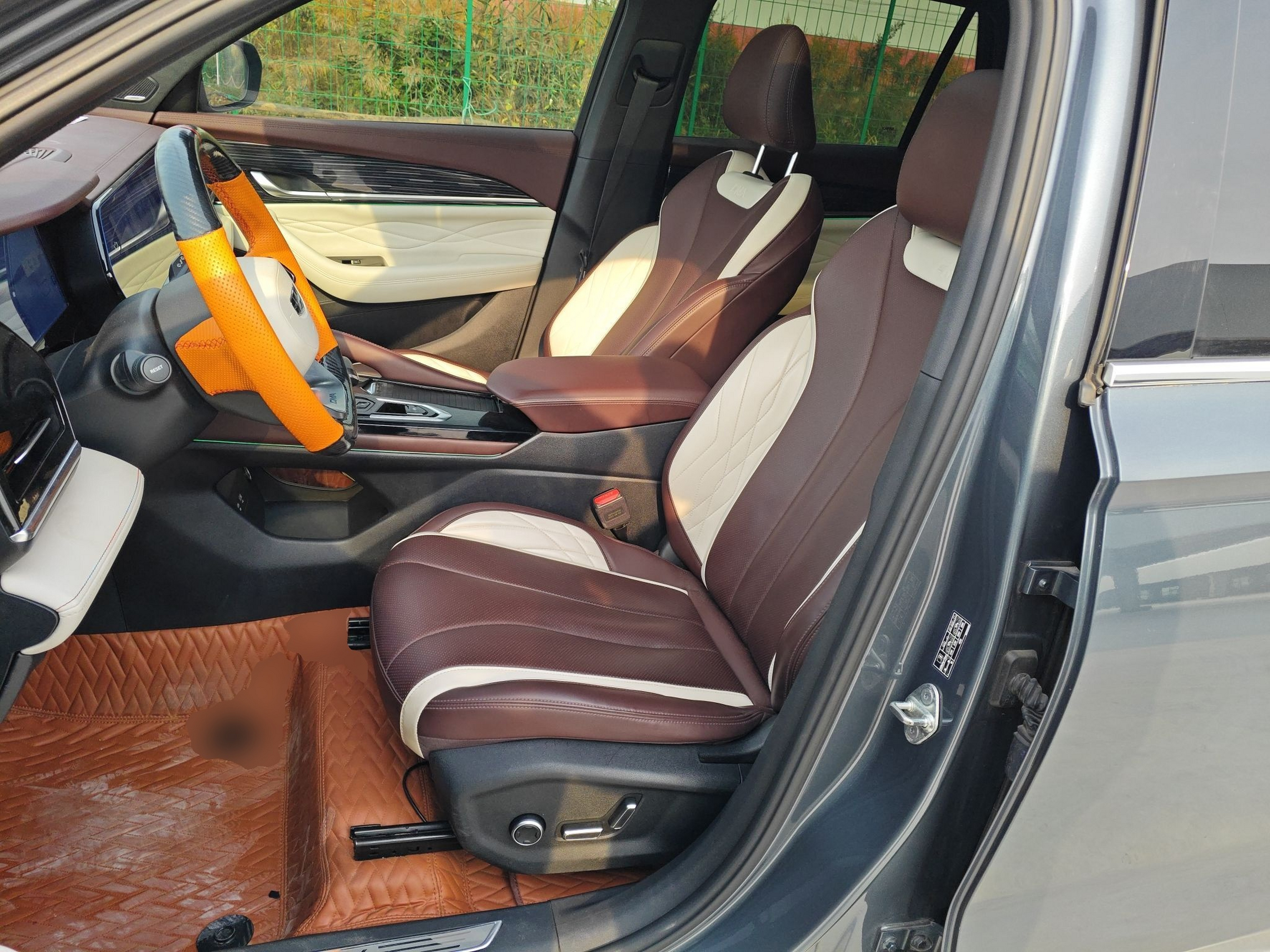 Переднее сиденье в автомобиле