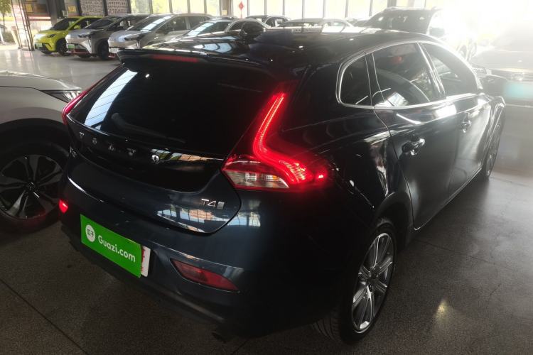 Used Volvo V40 2018 T4 Zhiya Edition
