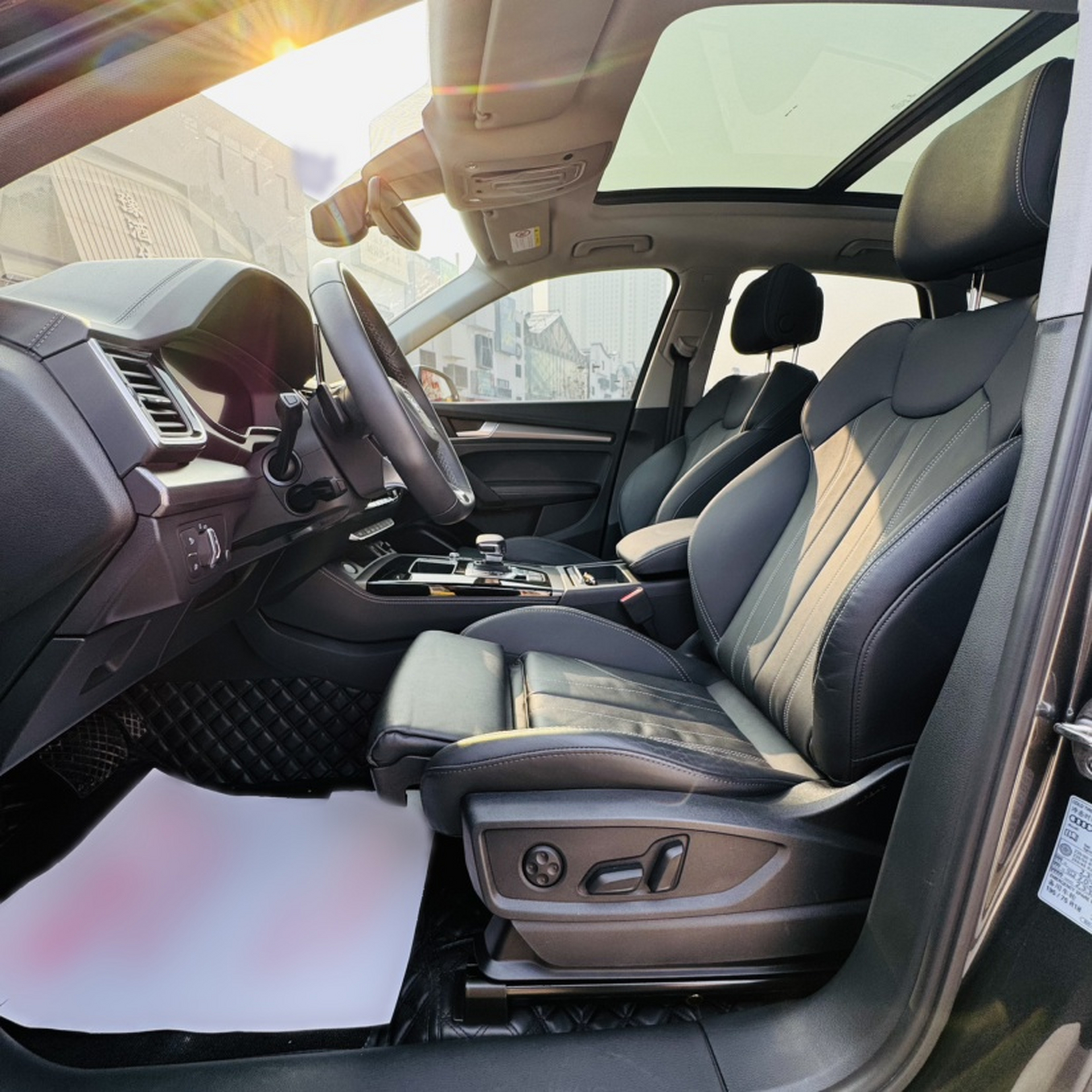 المقاعد الأمامية داخل السيارة