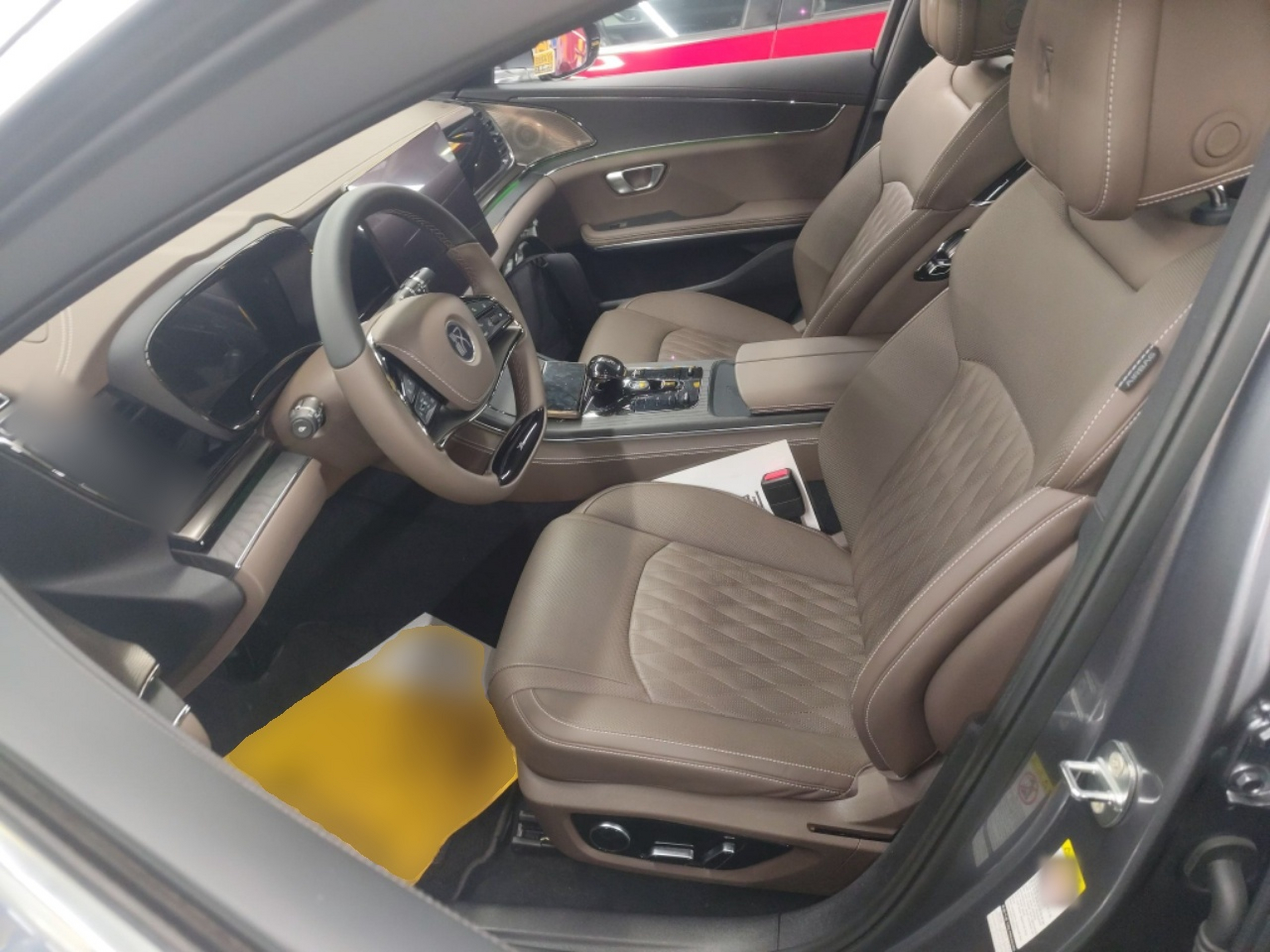 المقاعد الأمامية داخل السيارة