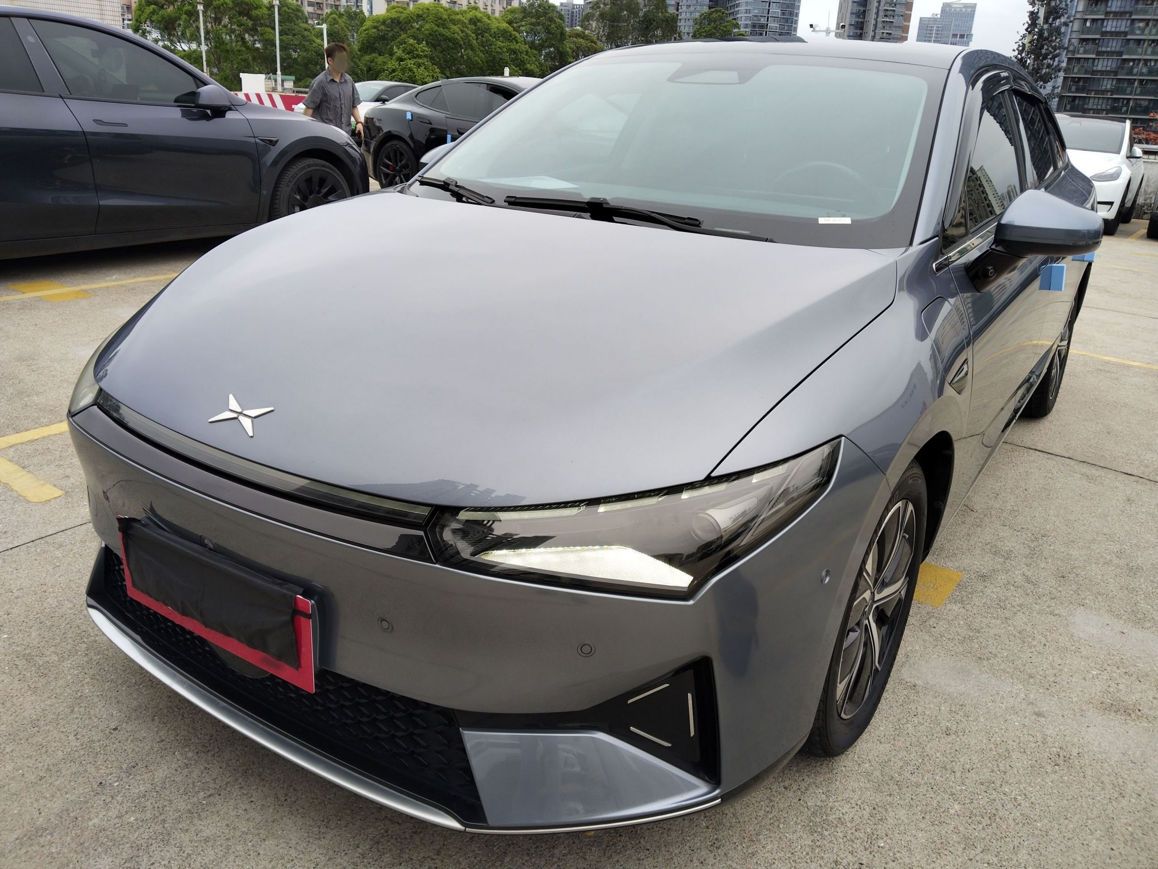 Под передней частью автомобиля