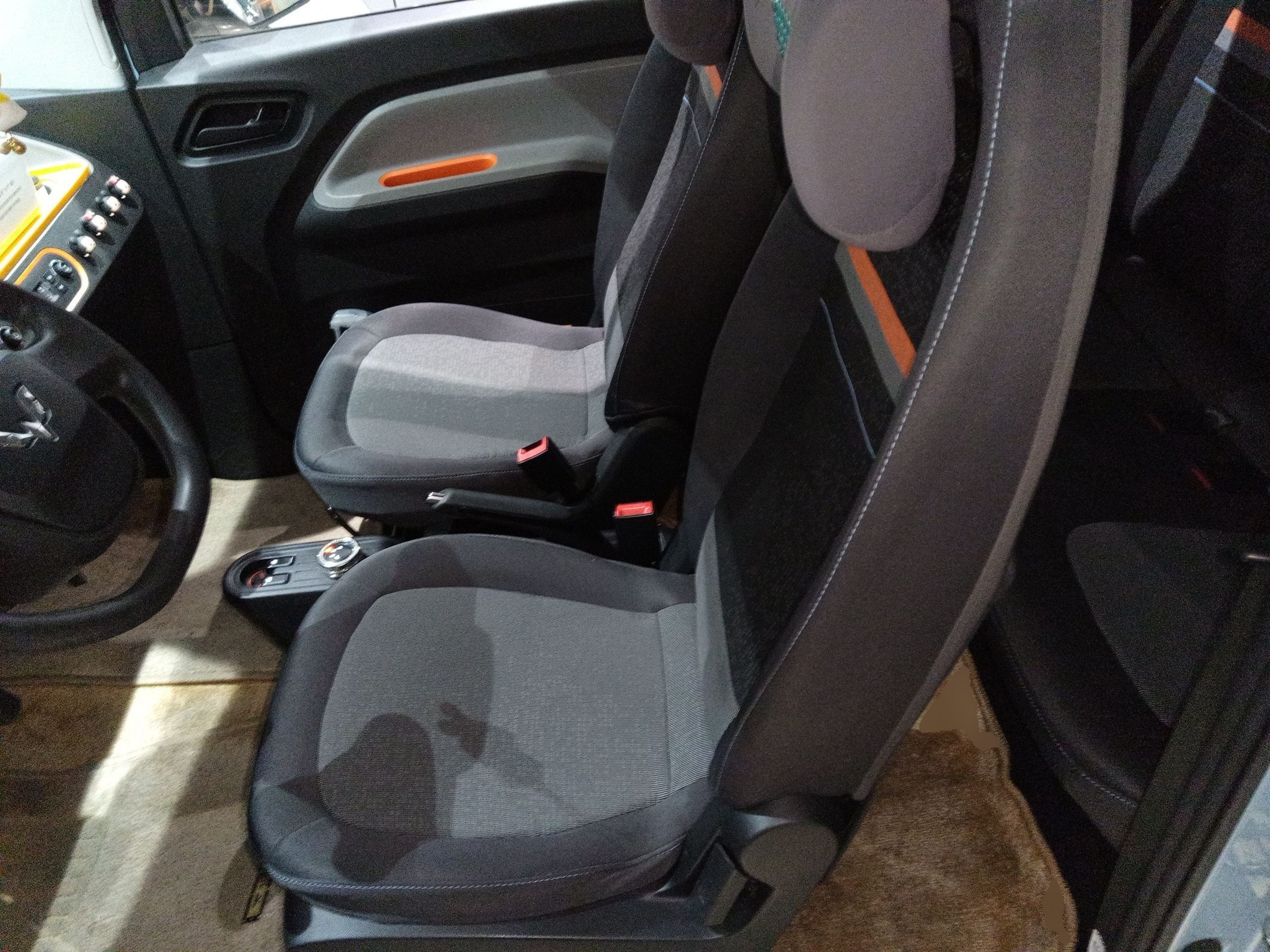 Переднее сиденье в автомобиле