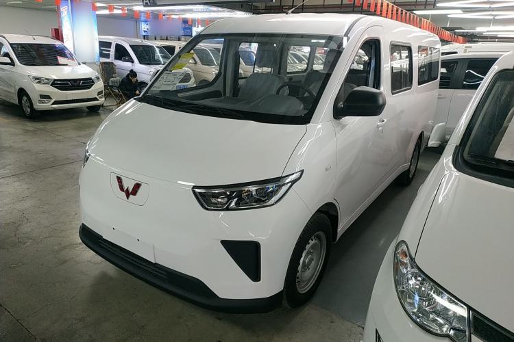 Used Wuling Yangguang 2024 300KM Comfort Version Passenger Van 75kW