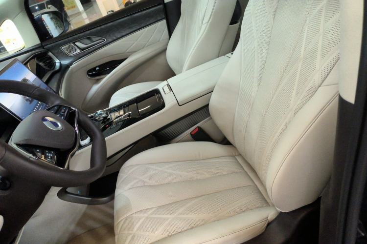 Used Denza D9 2025 DM-i Smart Drive 1020 Four-Wheel Drive Deluxe Model
