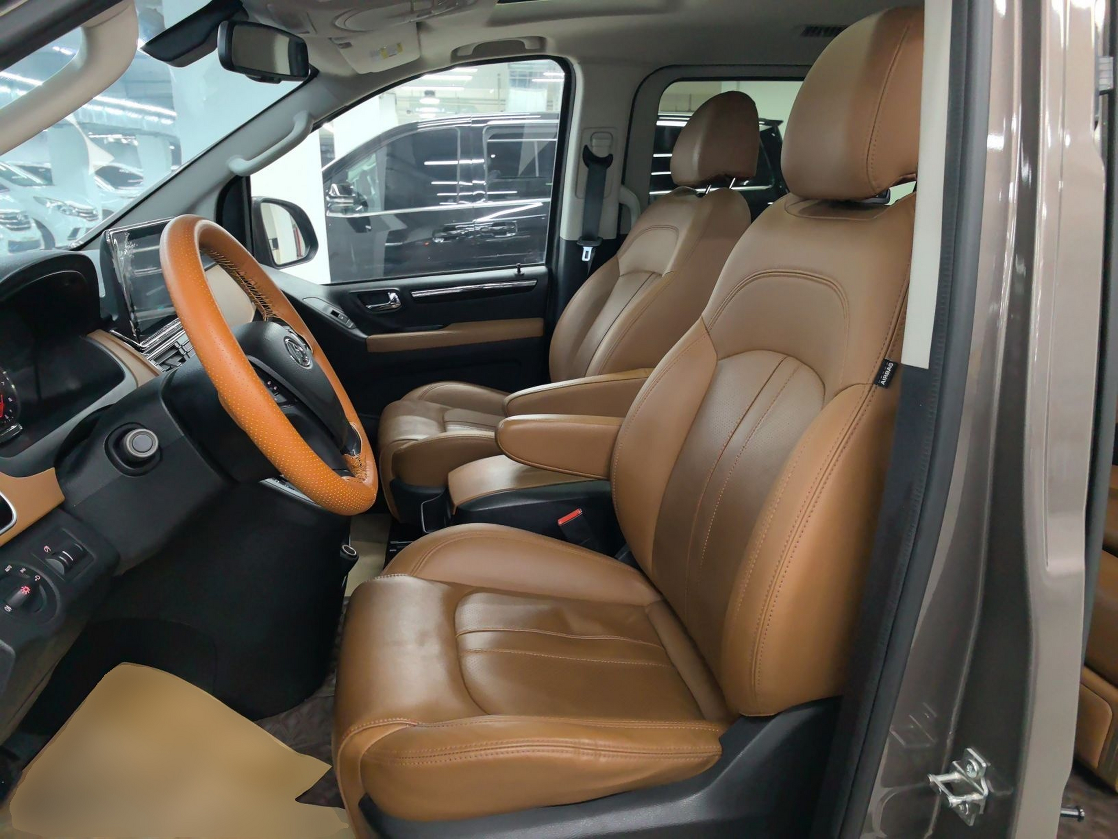 Переднее сиденье в автомобиле