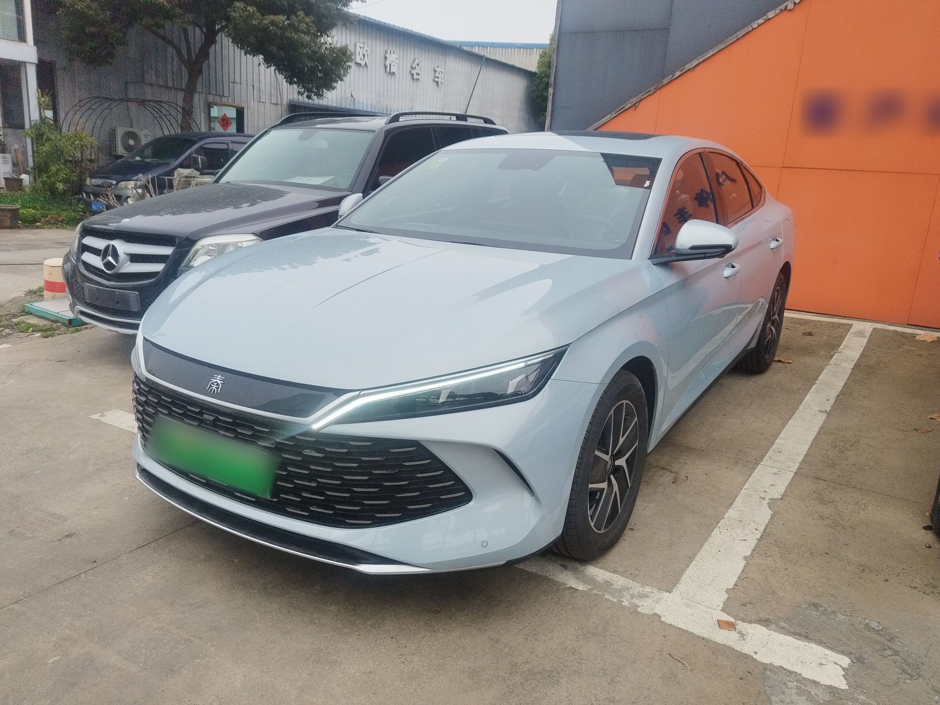 Под передней частью автомобиля