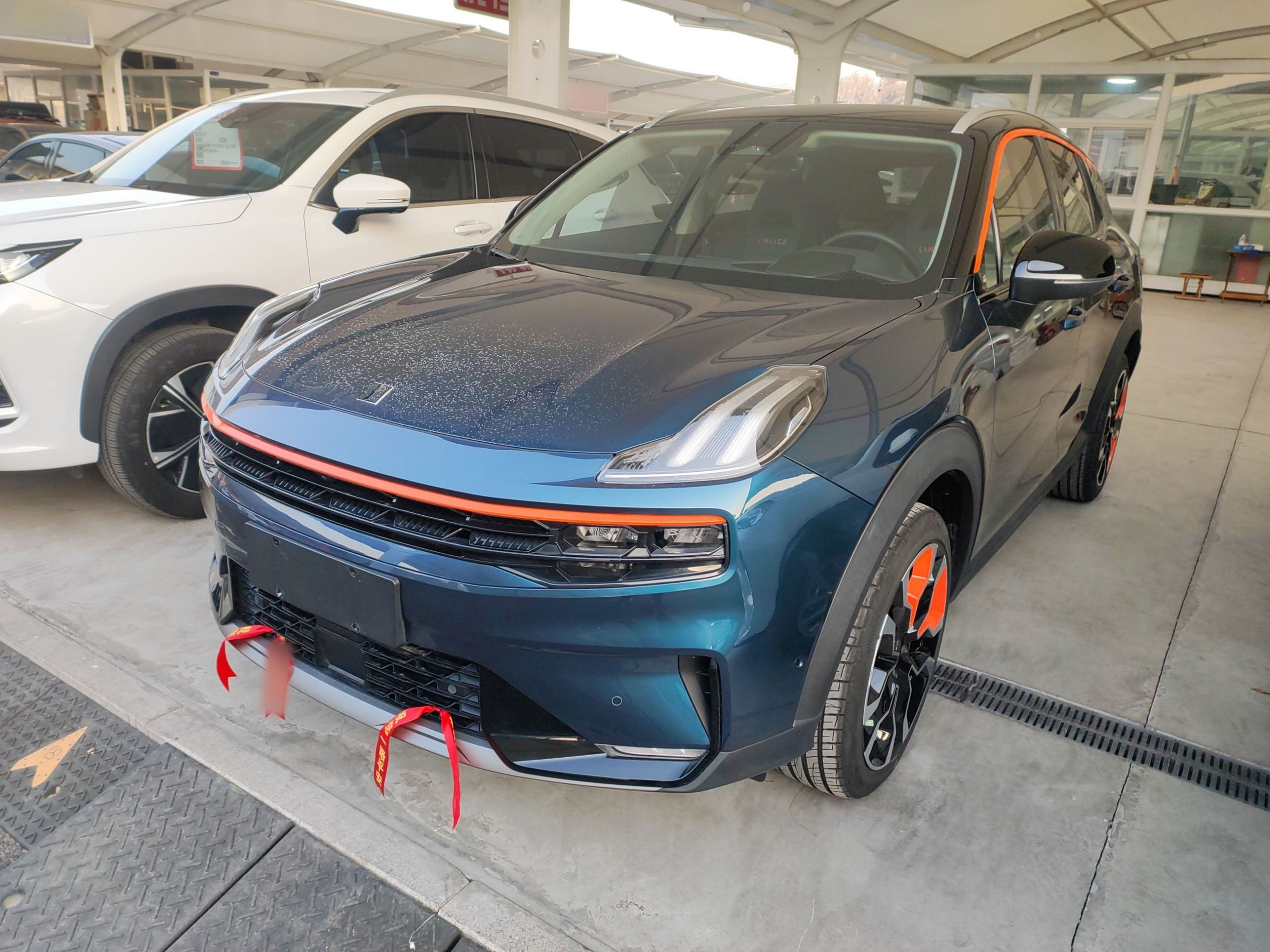 Под передней частью автомобиля