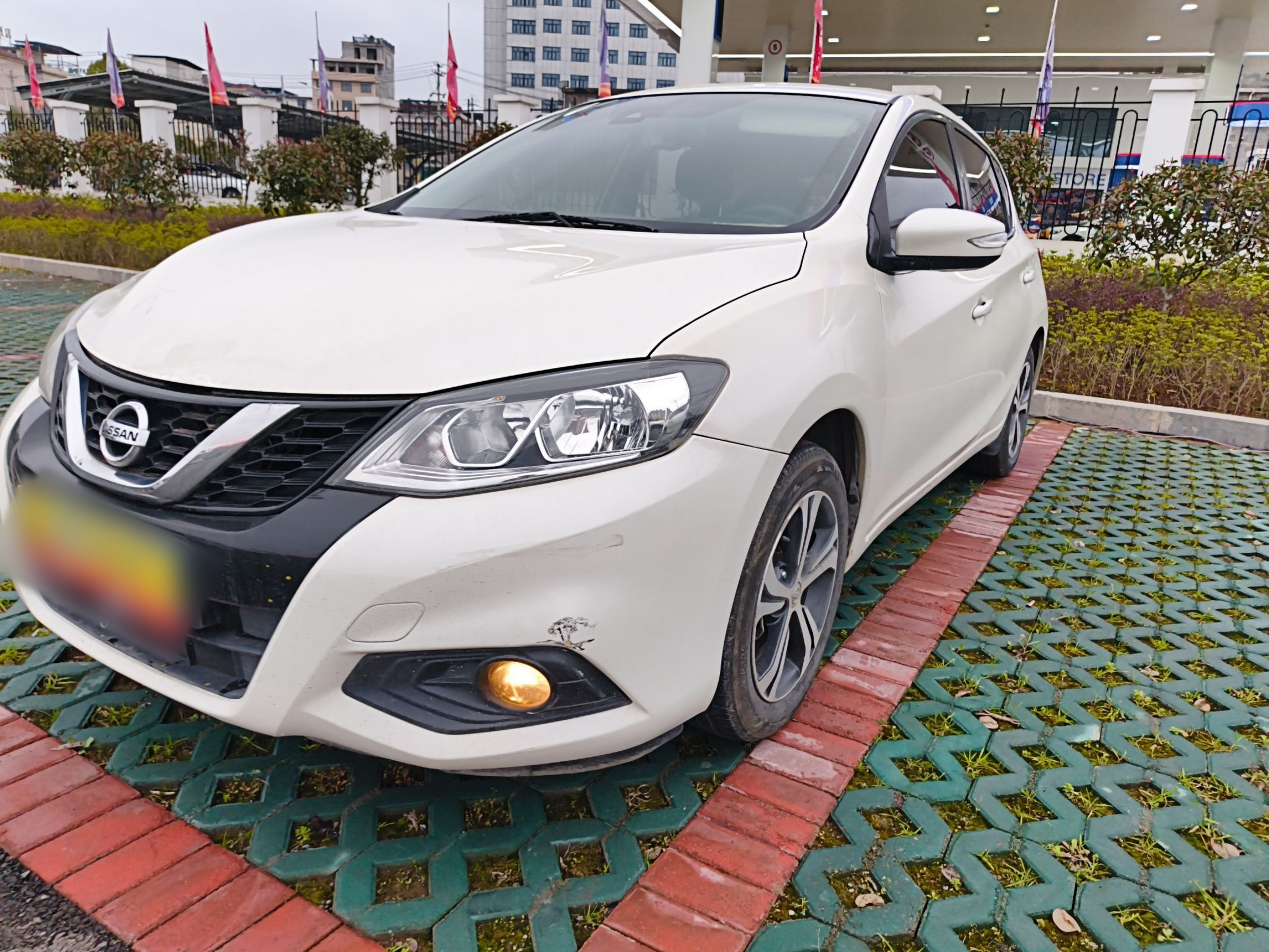 Под передней частью автомобиля