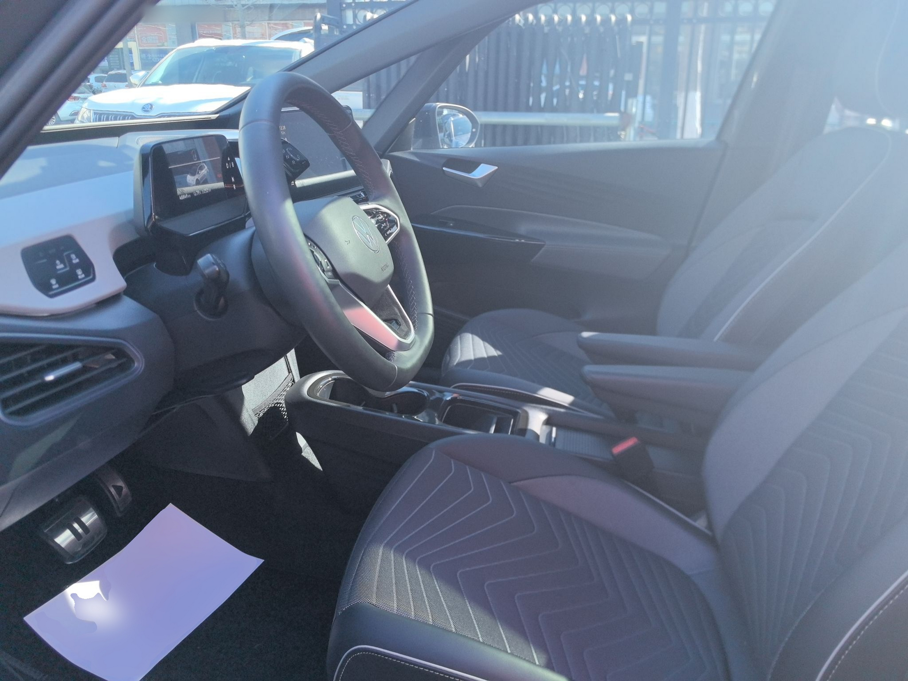 المقاعد الأمامية داخل السيارة