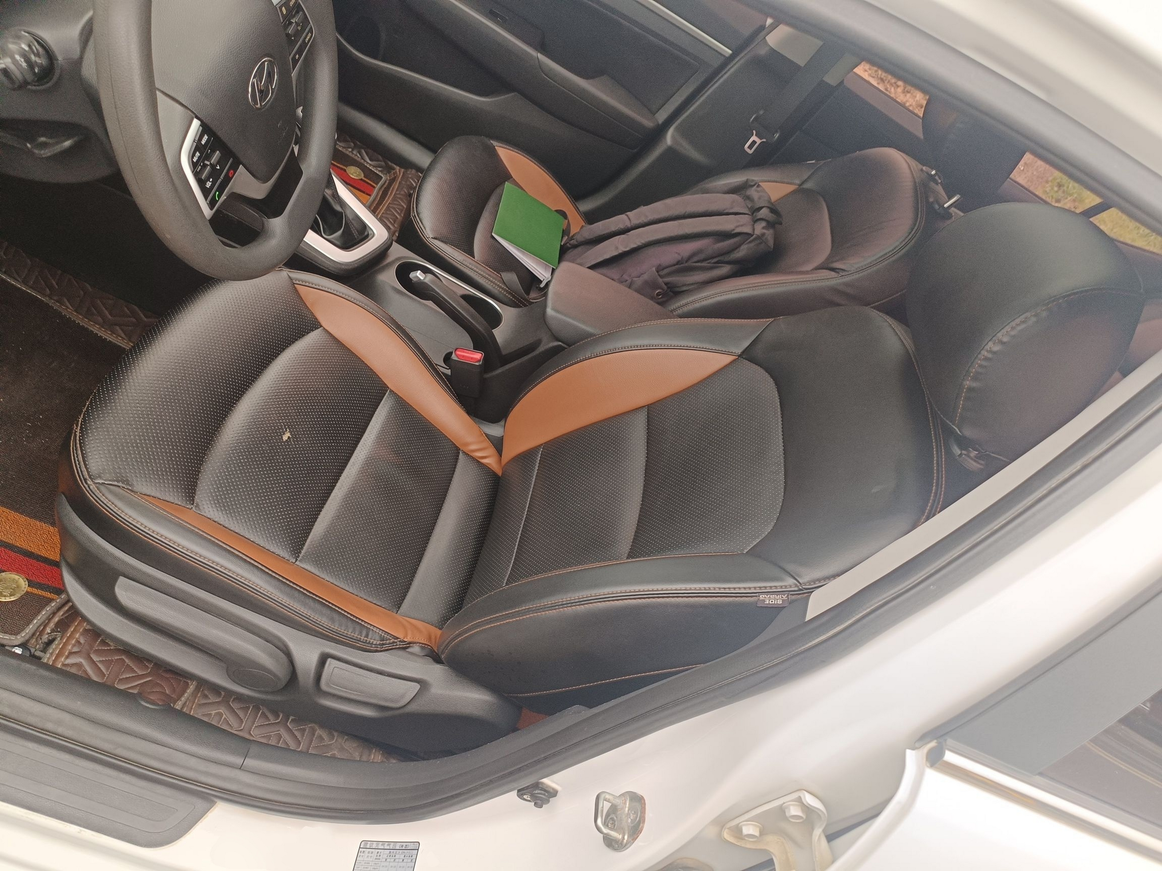 المقاعد الأمامية داخل السيارة