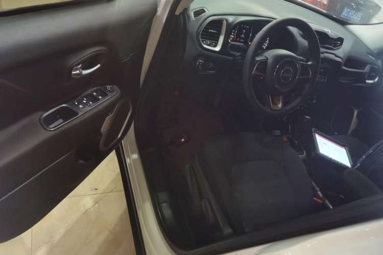 Used  Renegade 2018 Connected Large Screen Version 180T Automatic Kinetic Edition+
