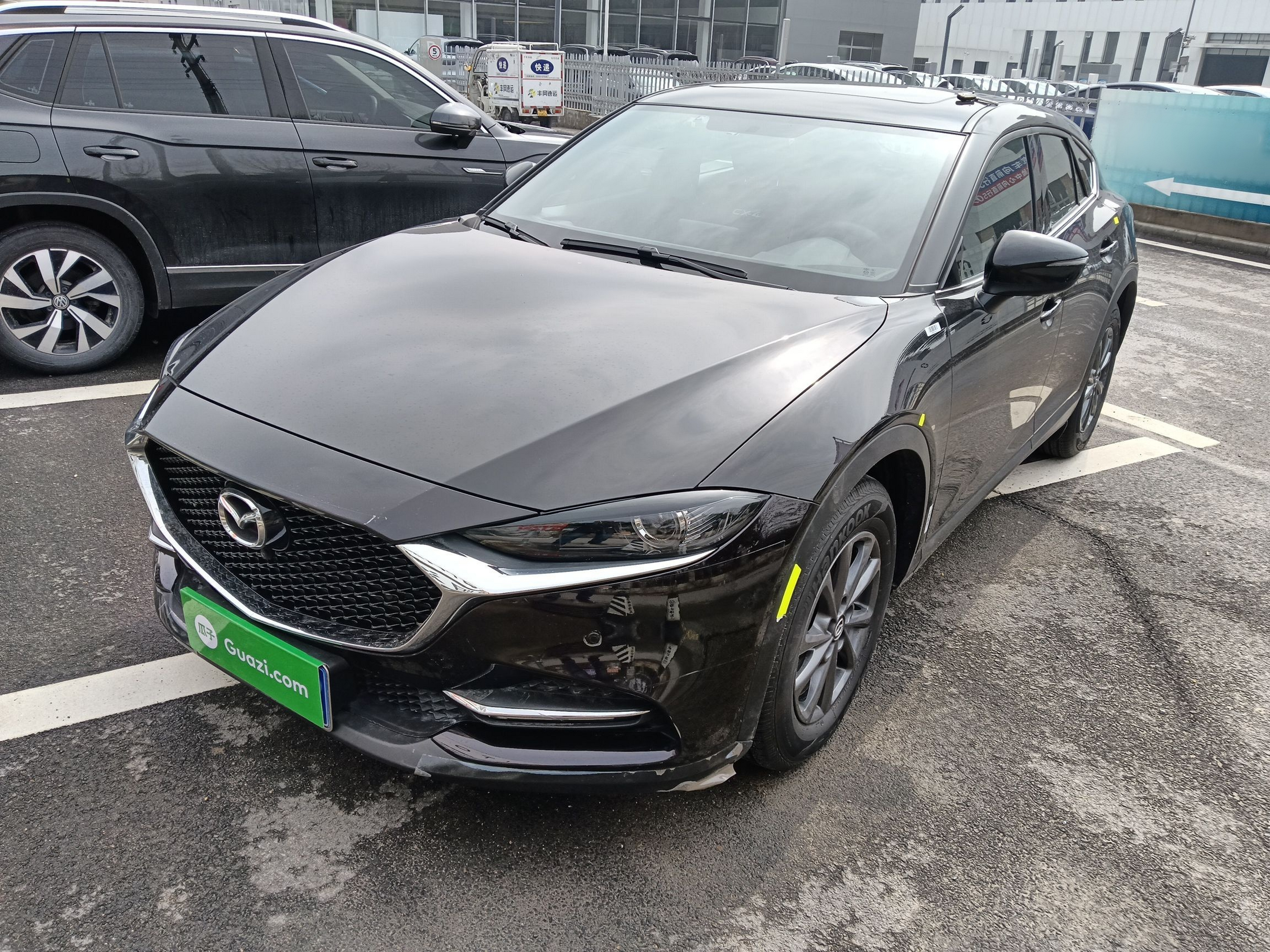 Под передней частью автомобиля