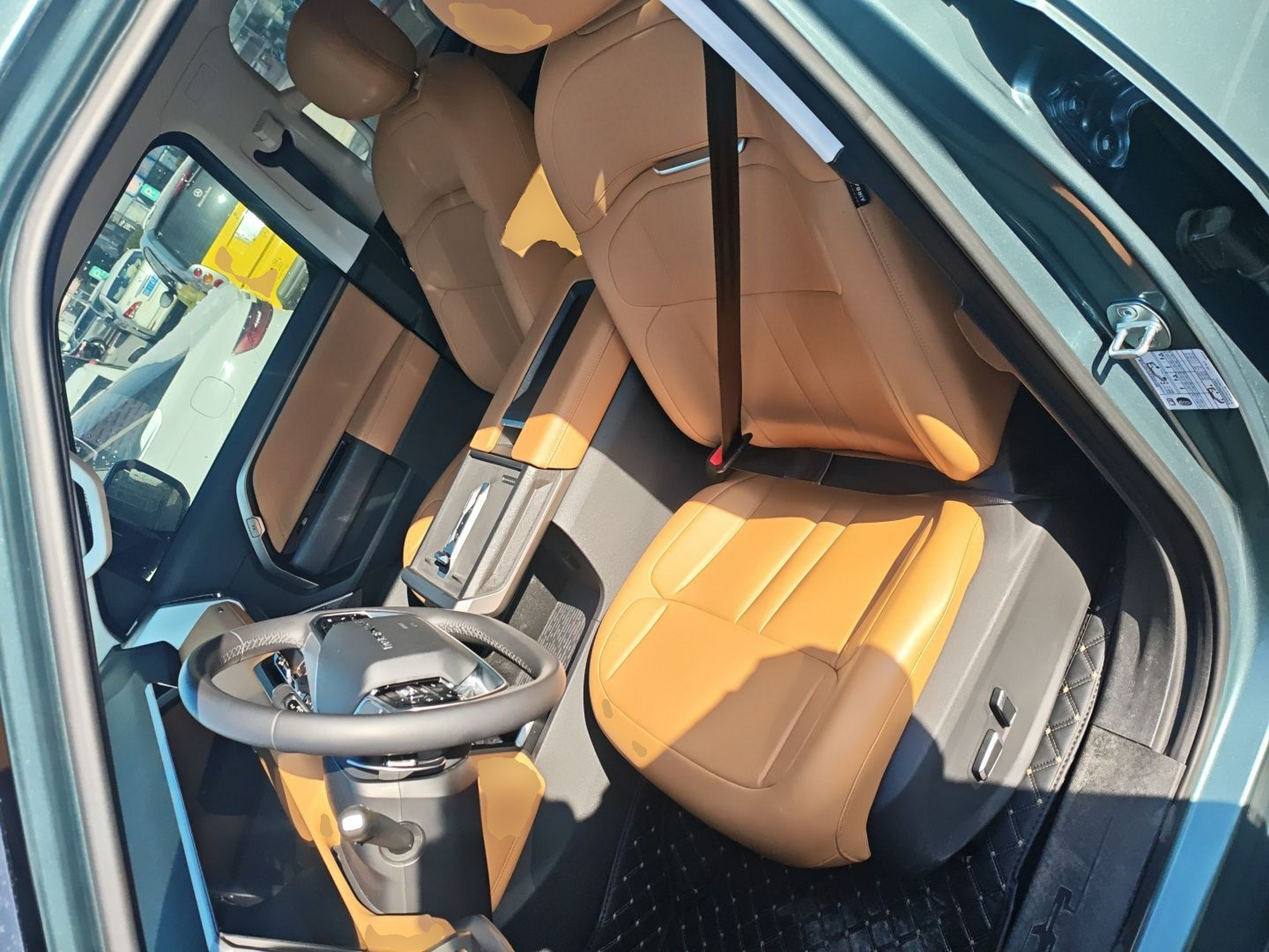 المقاعد الأمامية داخل السيارة