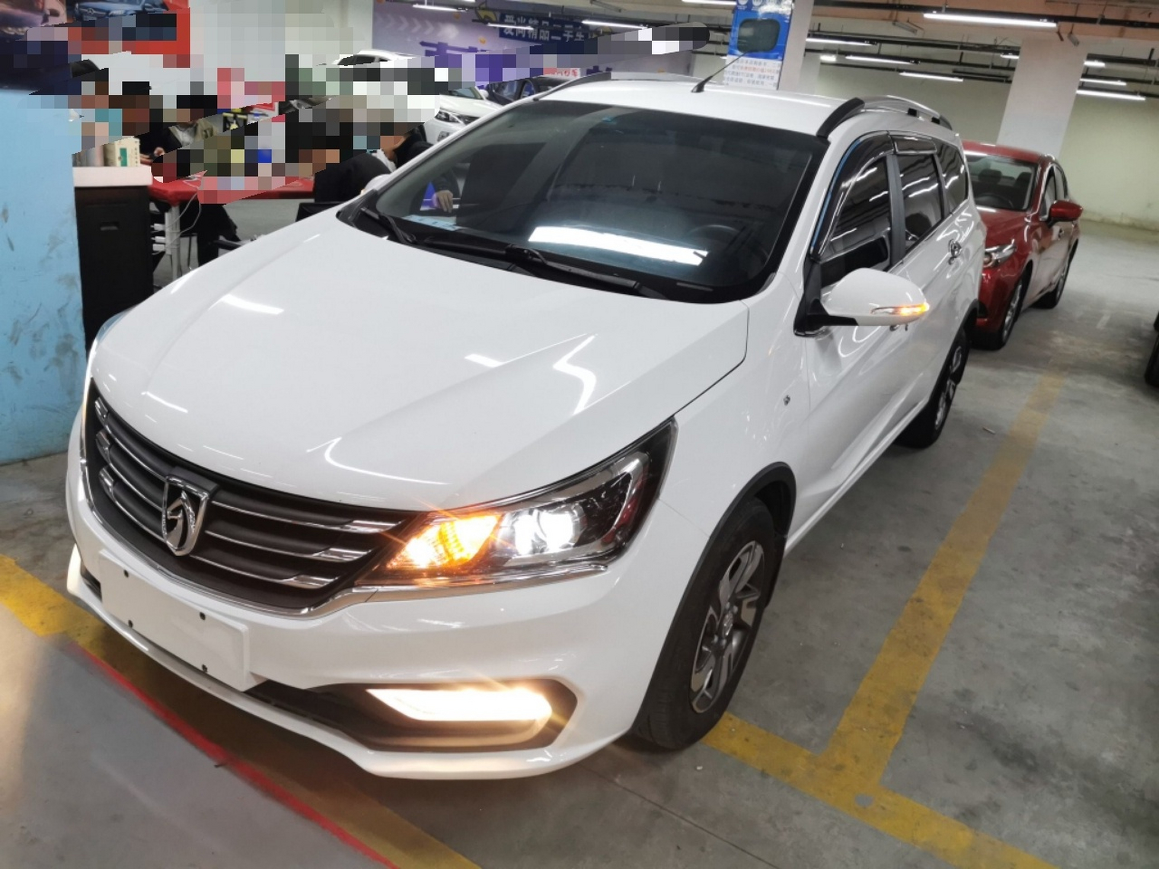 تحت مقدمة السيارة