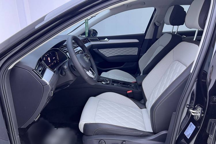 Used Volkswagen Magotan 2024 2 Million Units Zhongxiang Version 330TSI DSG Luxury Edition
