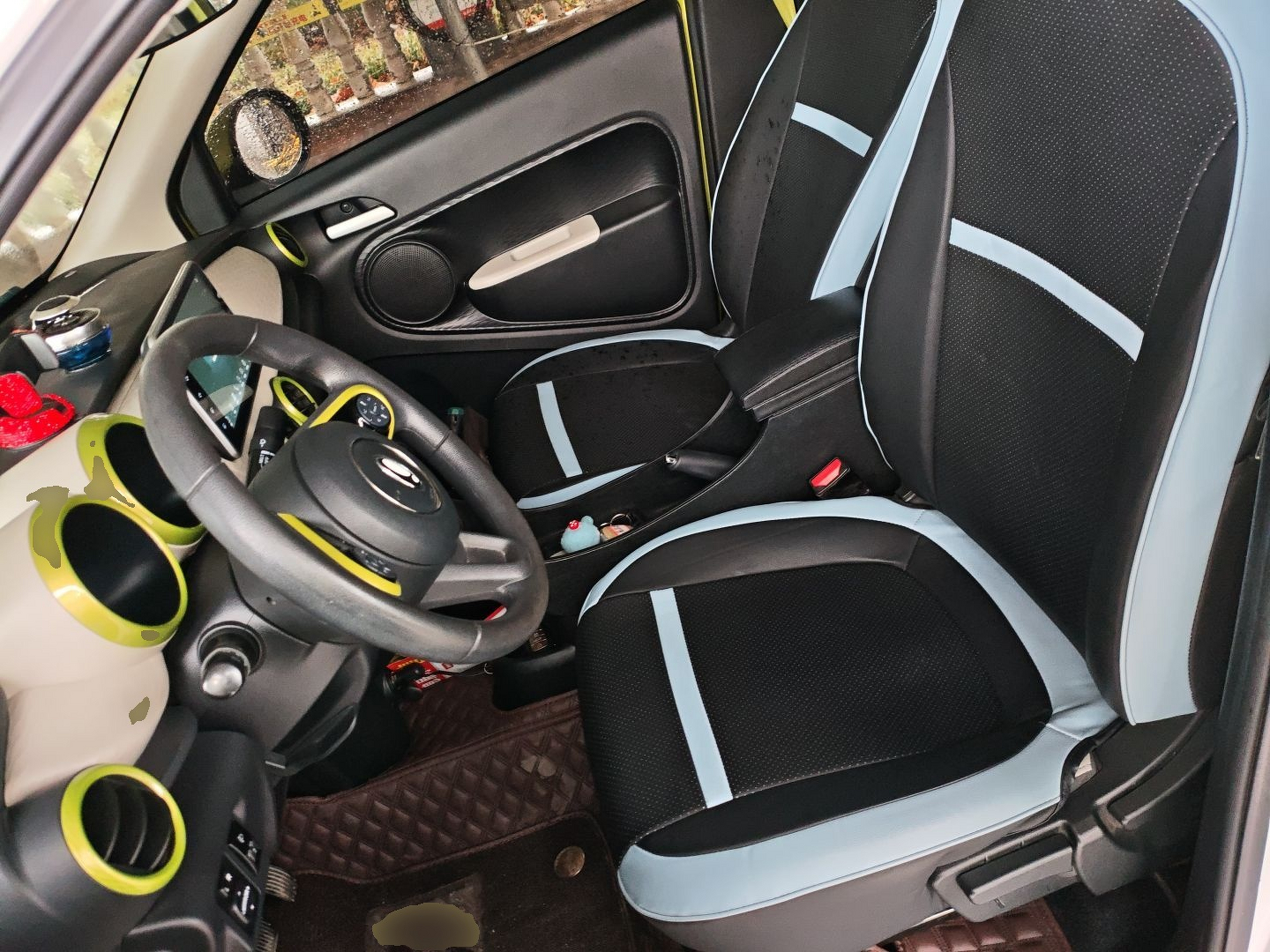 المقاعد الأمامية داخل السيارة