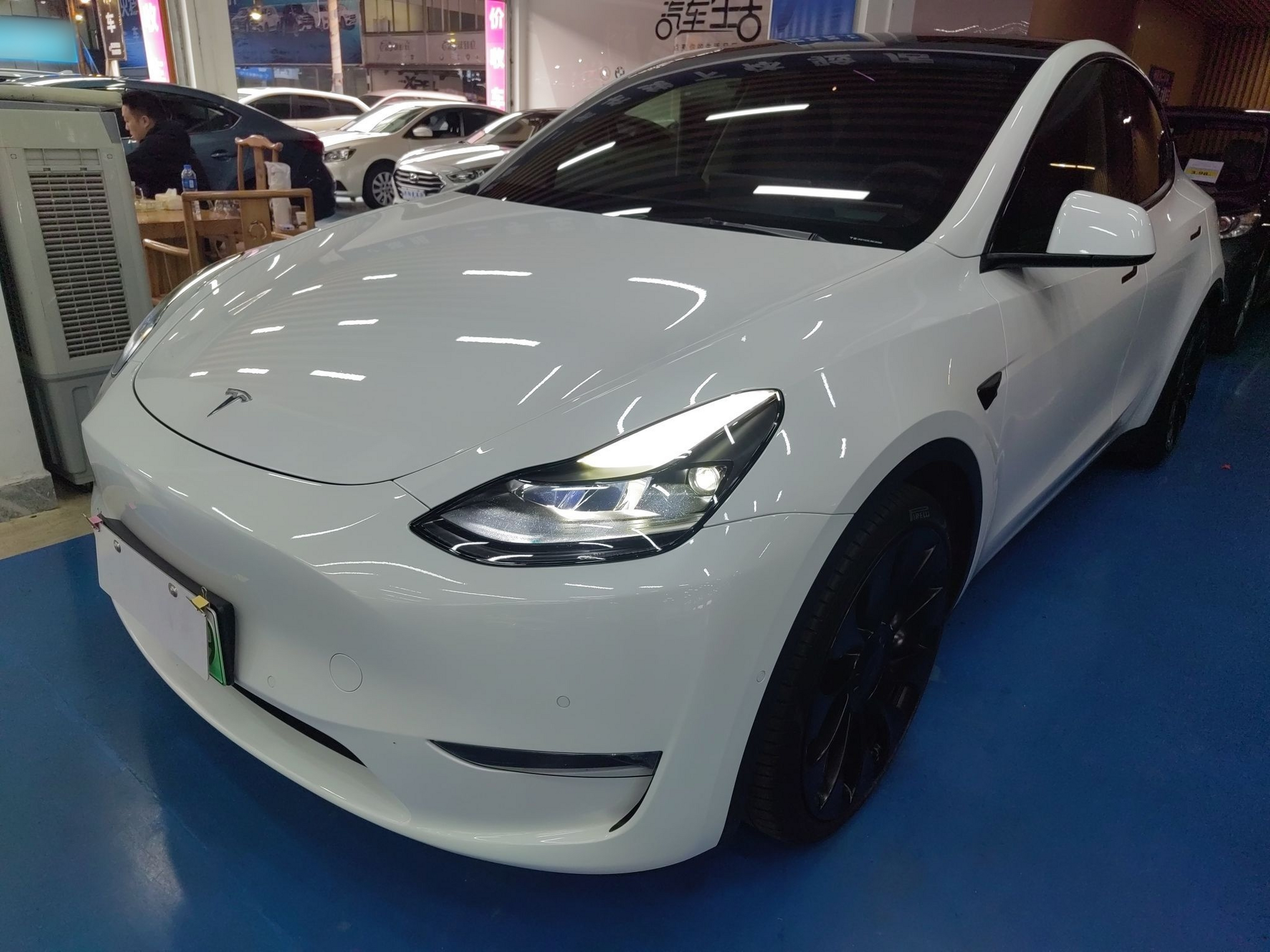 تحت مقدمة السيارة