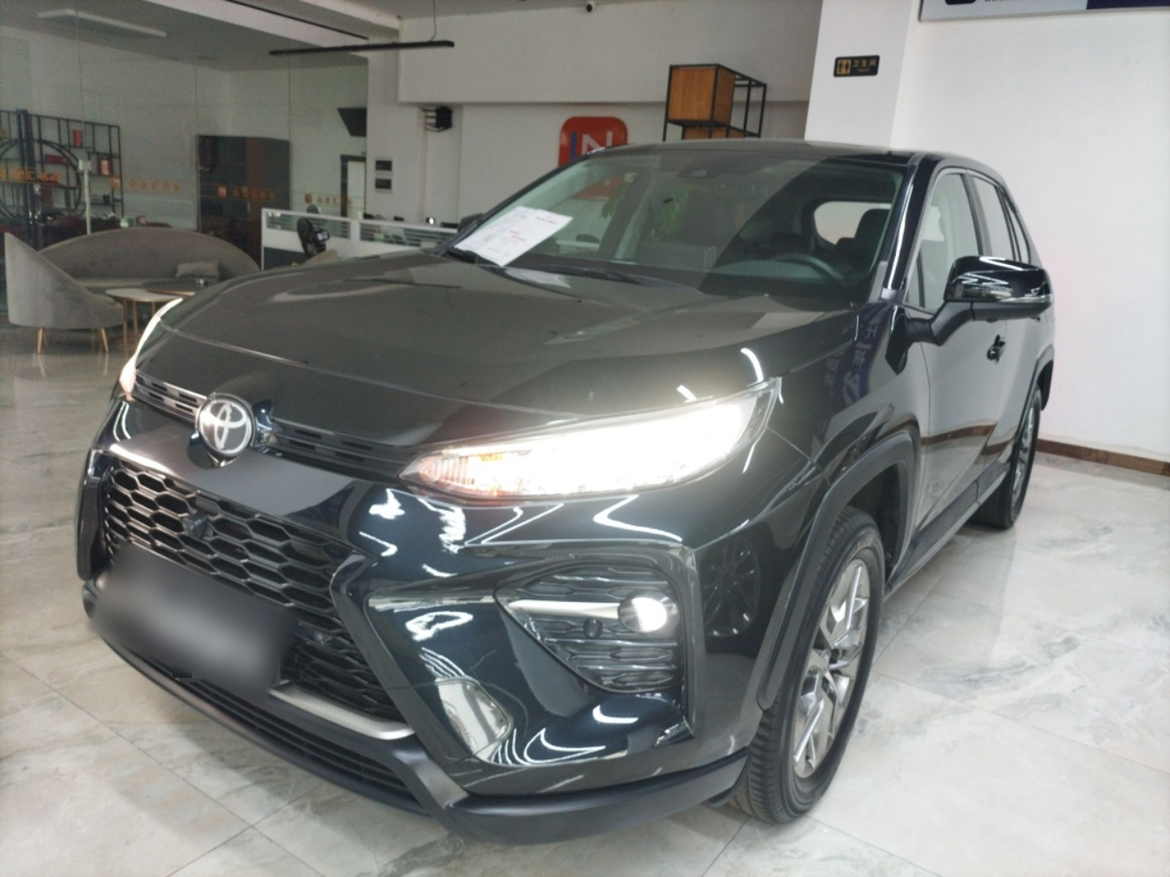 تحت مقدمة السيارة