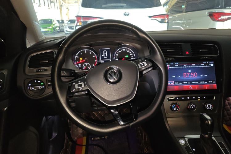 Used Volkswagen Golf 2016 230TSI Automatic Luxury Version
