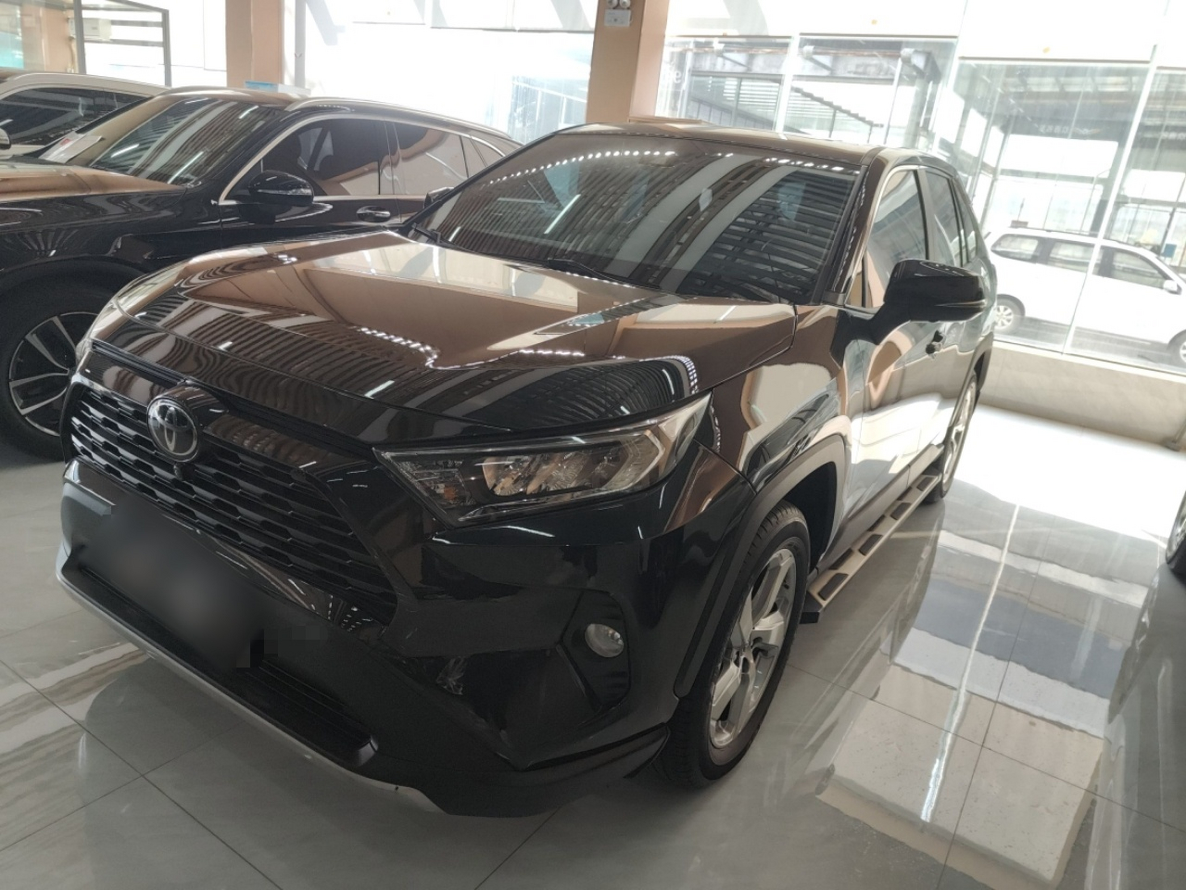 Под передней частью автомобиля