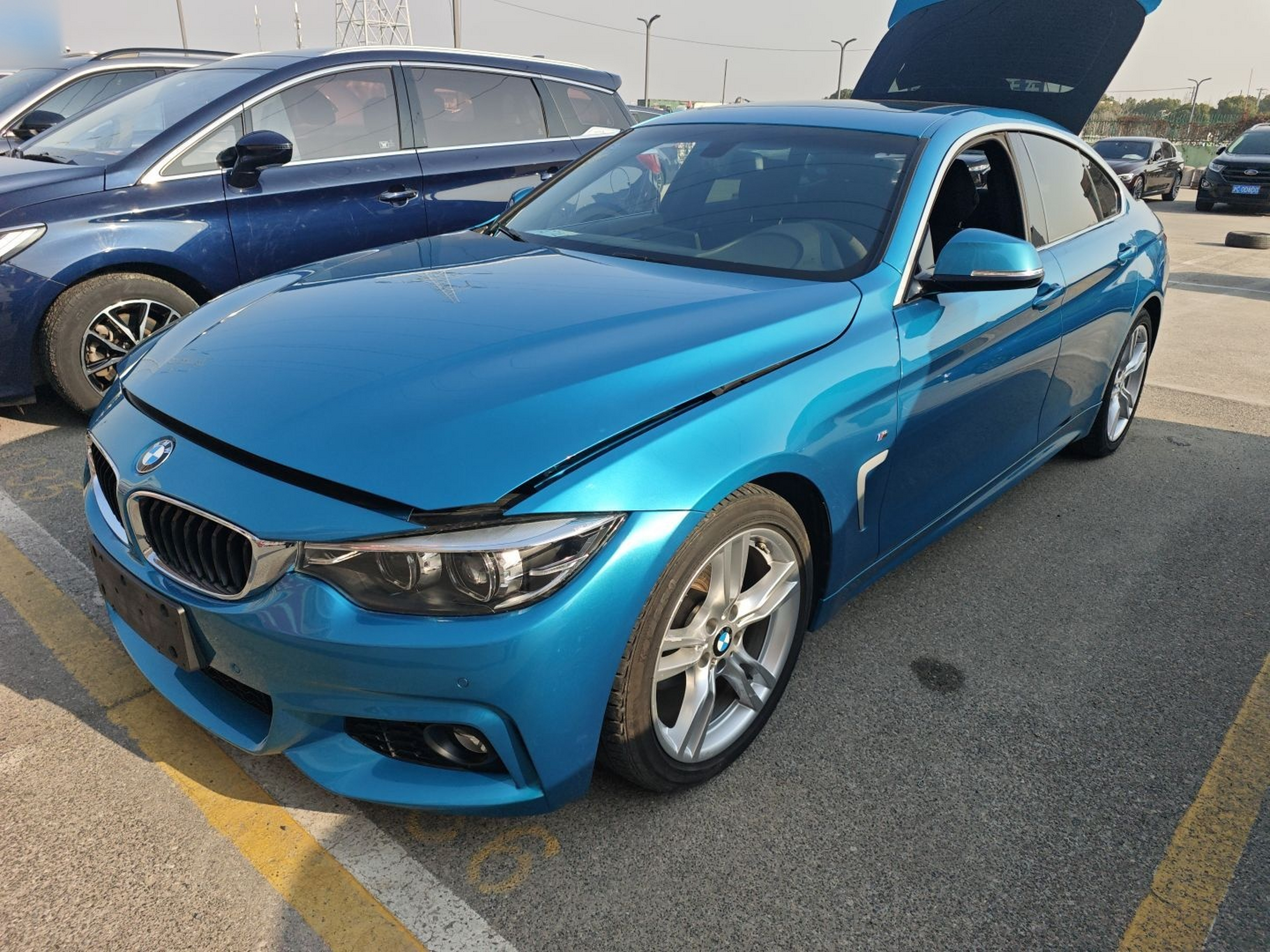 تحت مقدمة السيارة