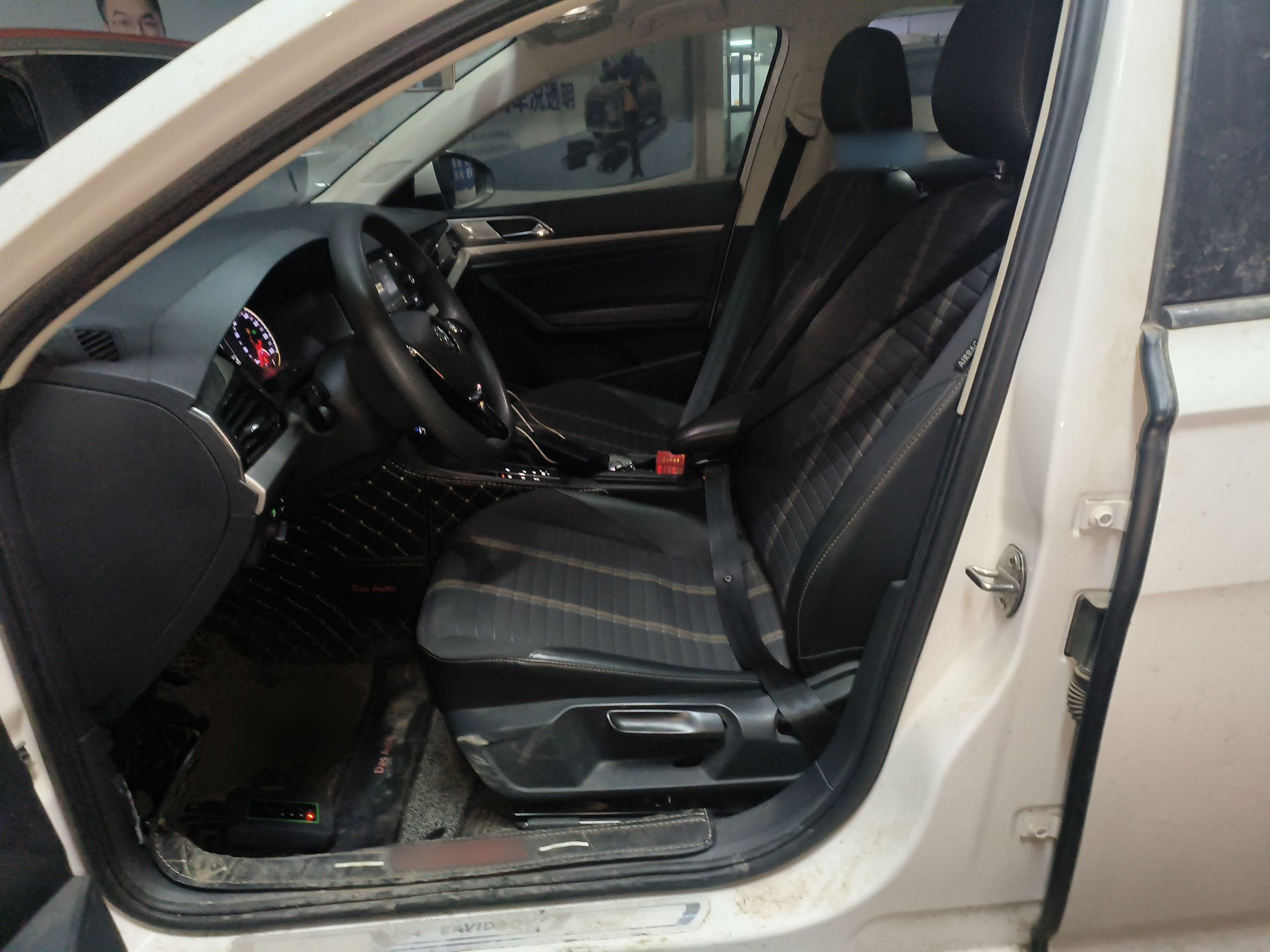 Переднее сиденье в автомобиле