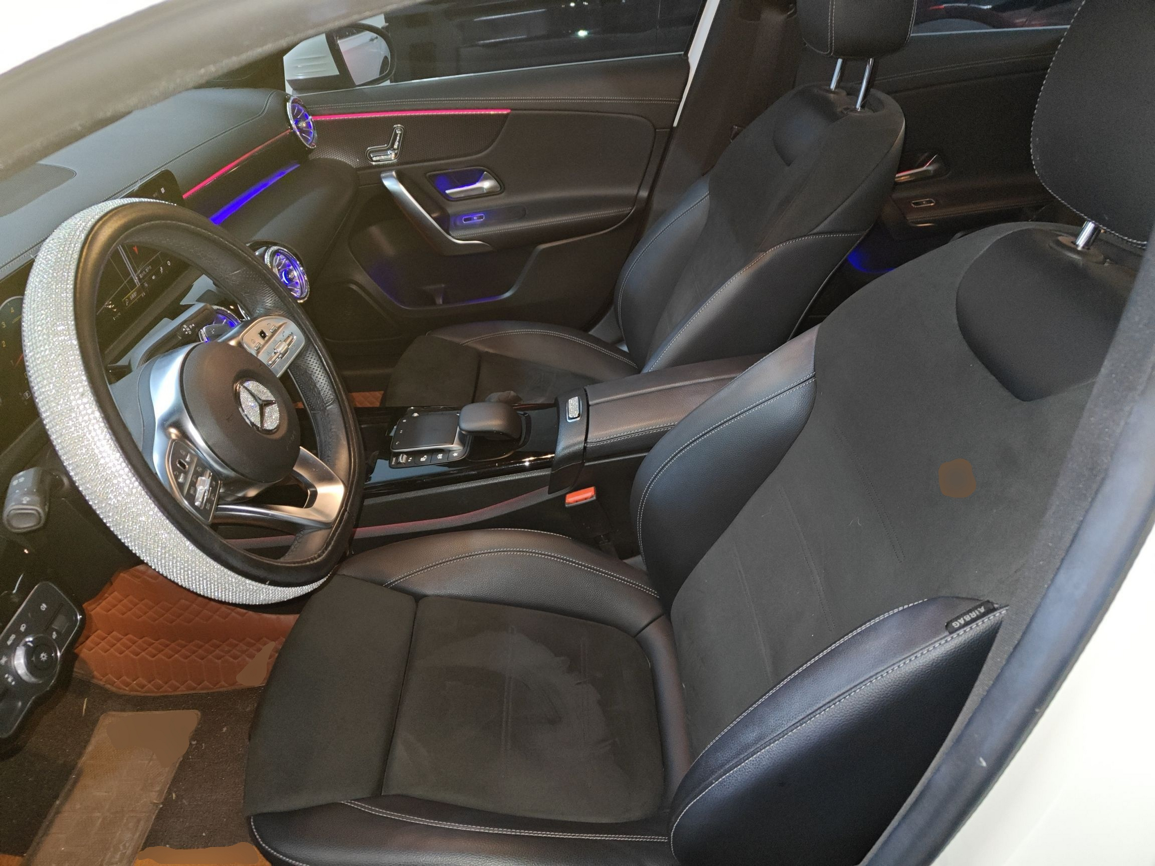 المقاعد الأمامية داخل السيارة