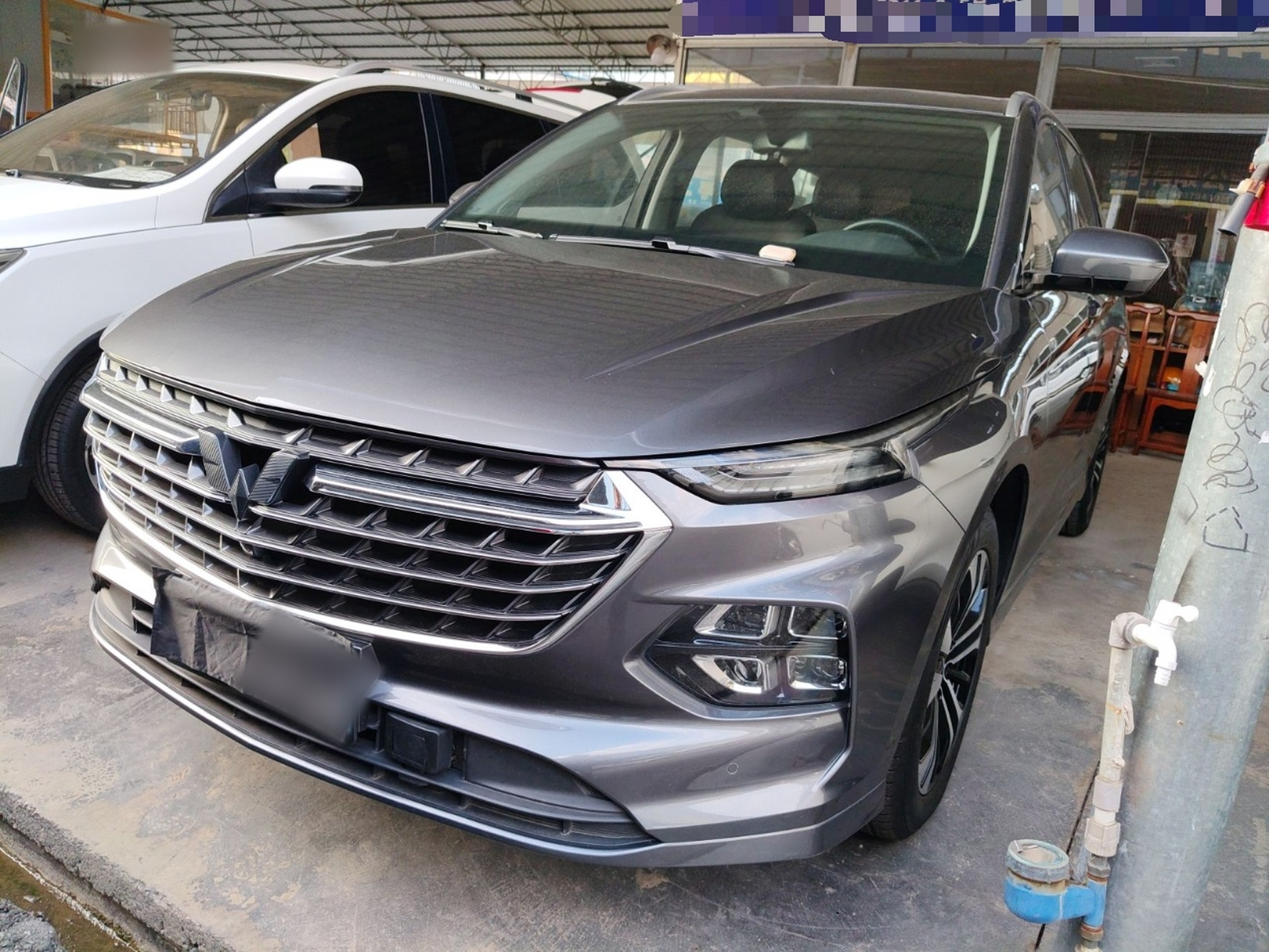 Под передней частью автомобиля