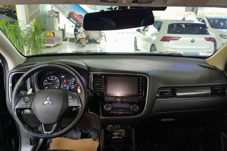 Used Mitsubishi Outlander 2016 2.4L 4x4 Luxury Edition 7-Seater
