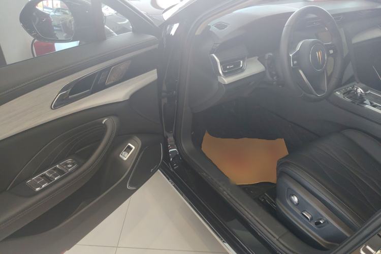 Used Hongqi H5 2025 2.0T Automatic Flagship 500 000-Vehicle Commemorative Edition
