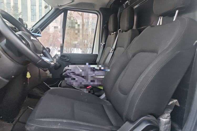 Used JMC Fushun 2023 2.0T Manual Short-Wheelbase Mid-Roof Commercial Van Transporter 2/3 Seats
