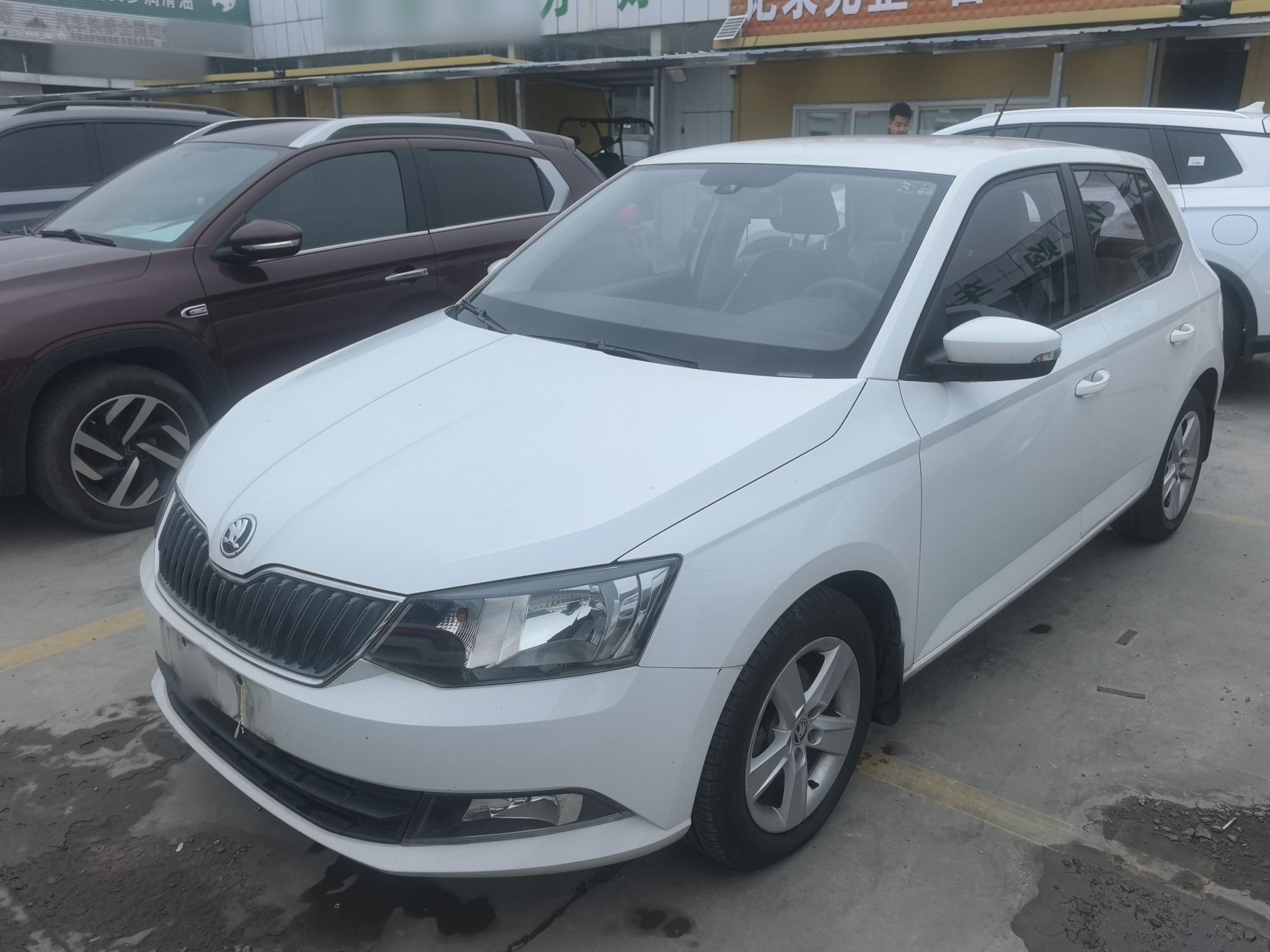 تحت مقدمة السيارة