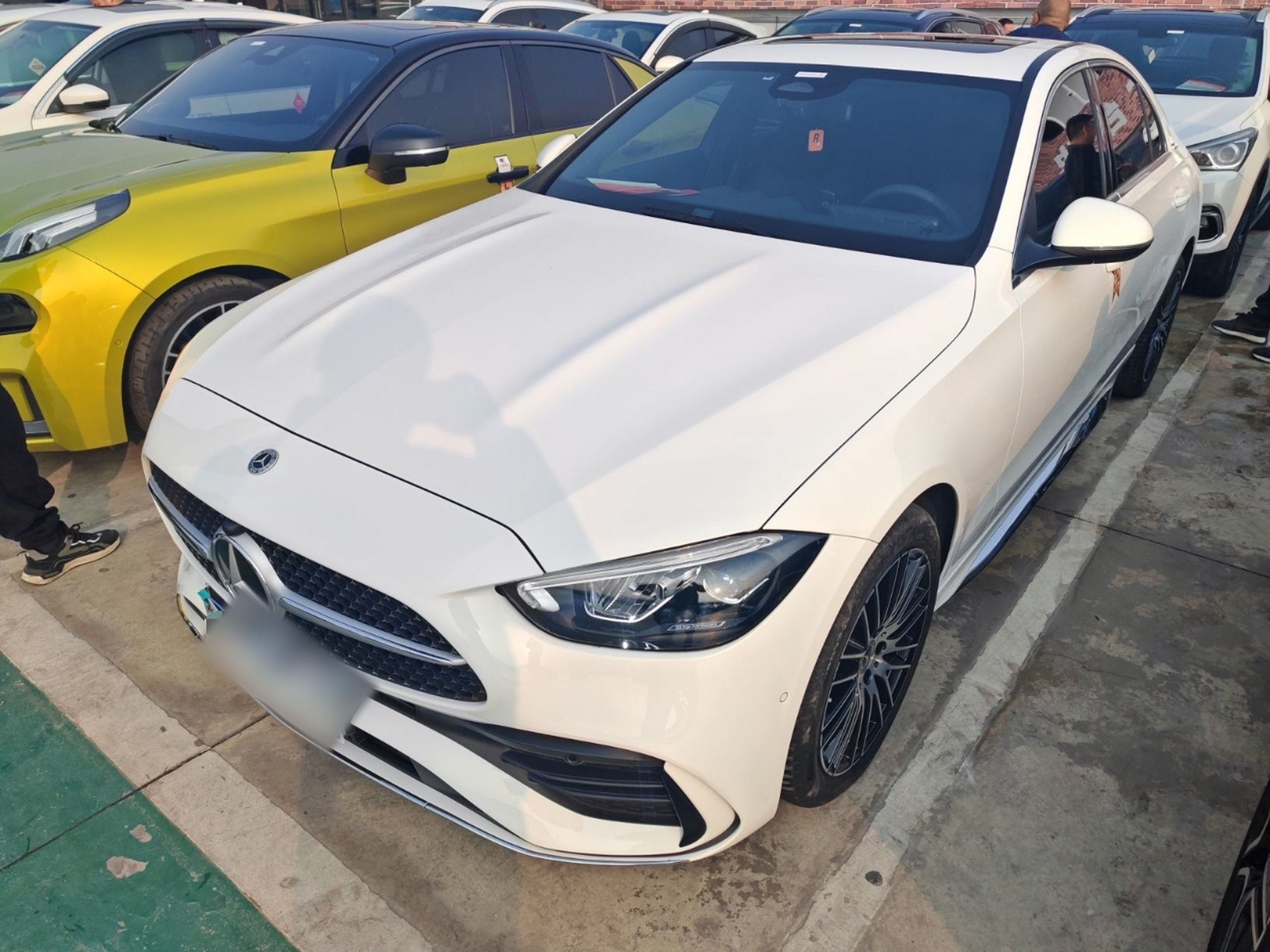 تحت مقدمة السيارة