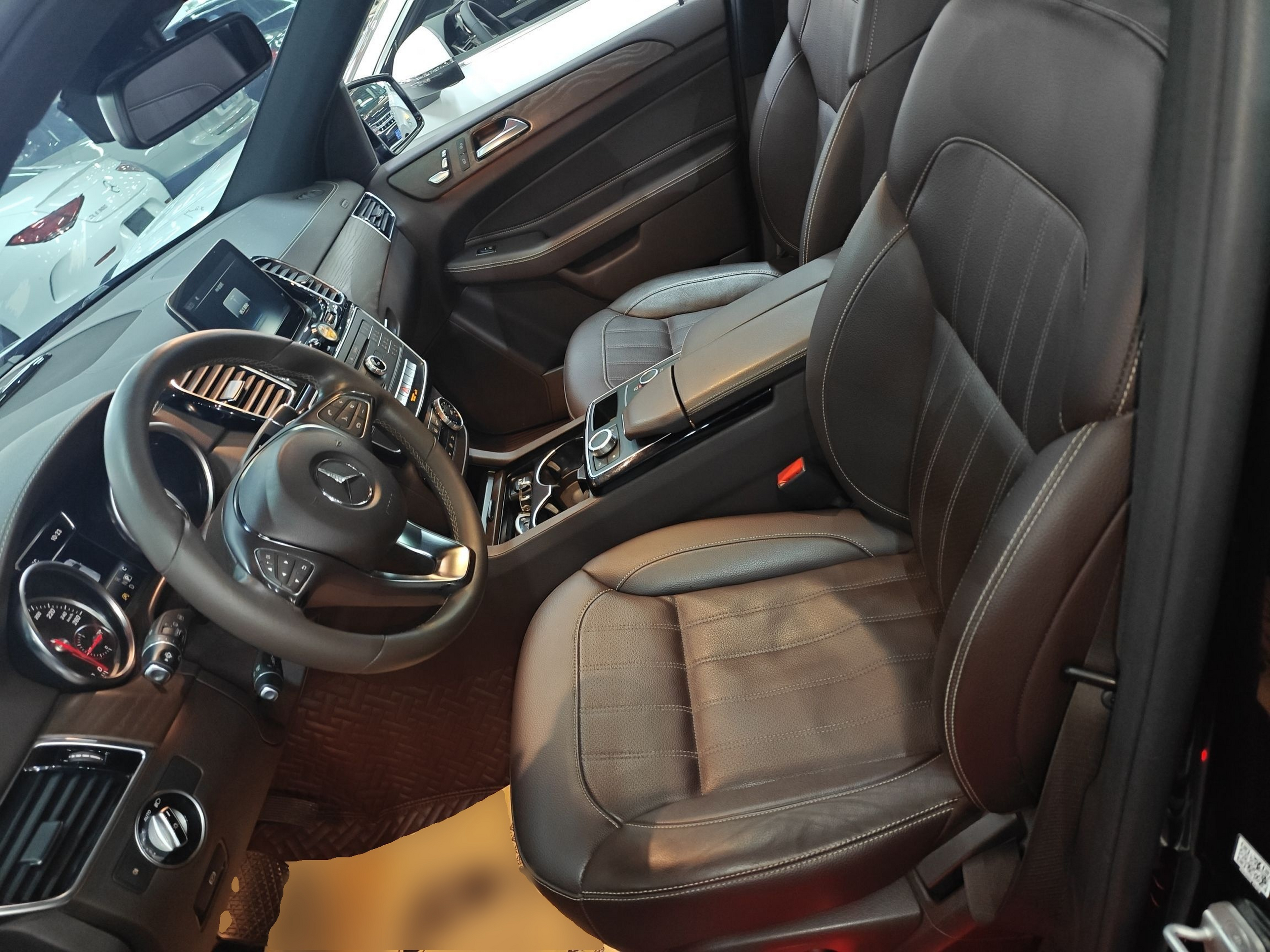 Переднее сиденье в автомобиле