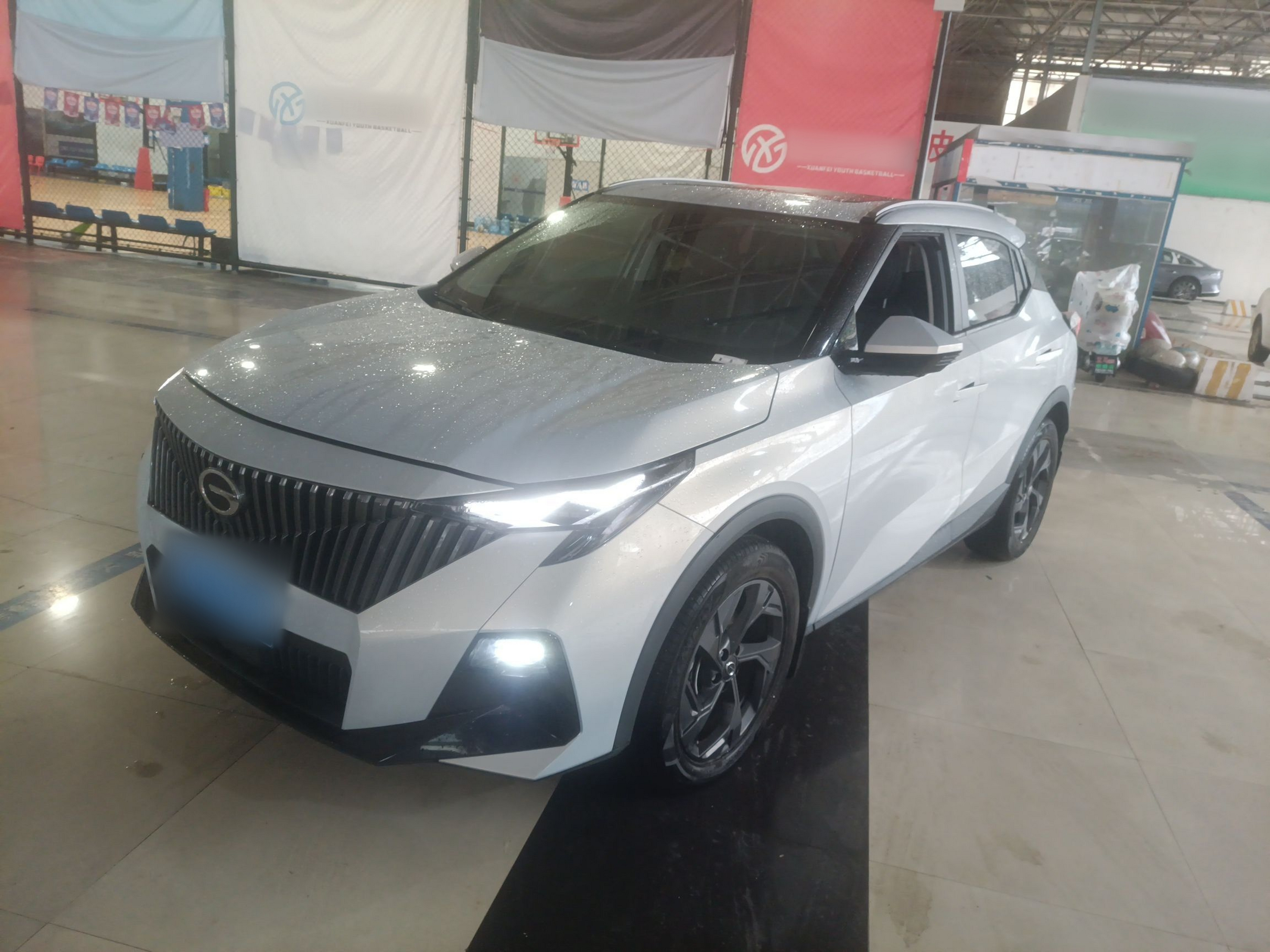 Под передней частью автомобиля