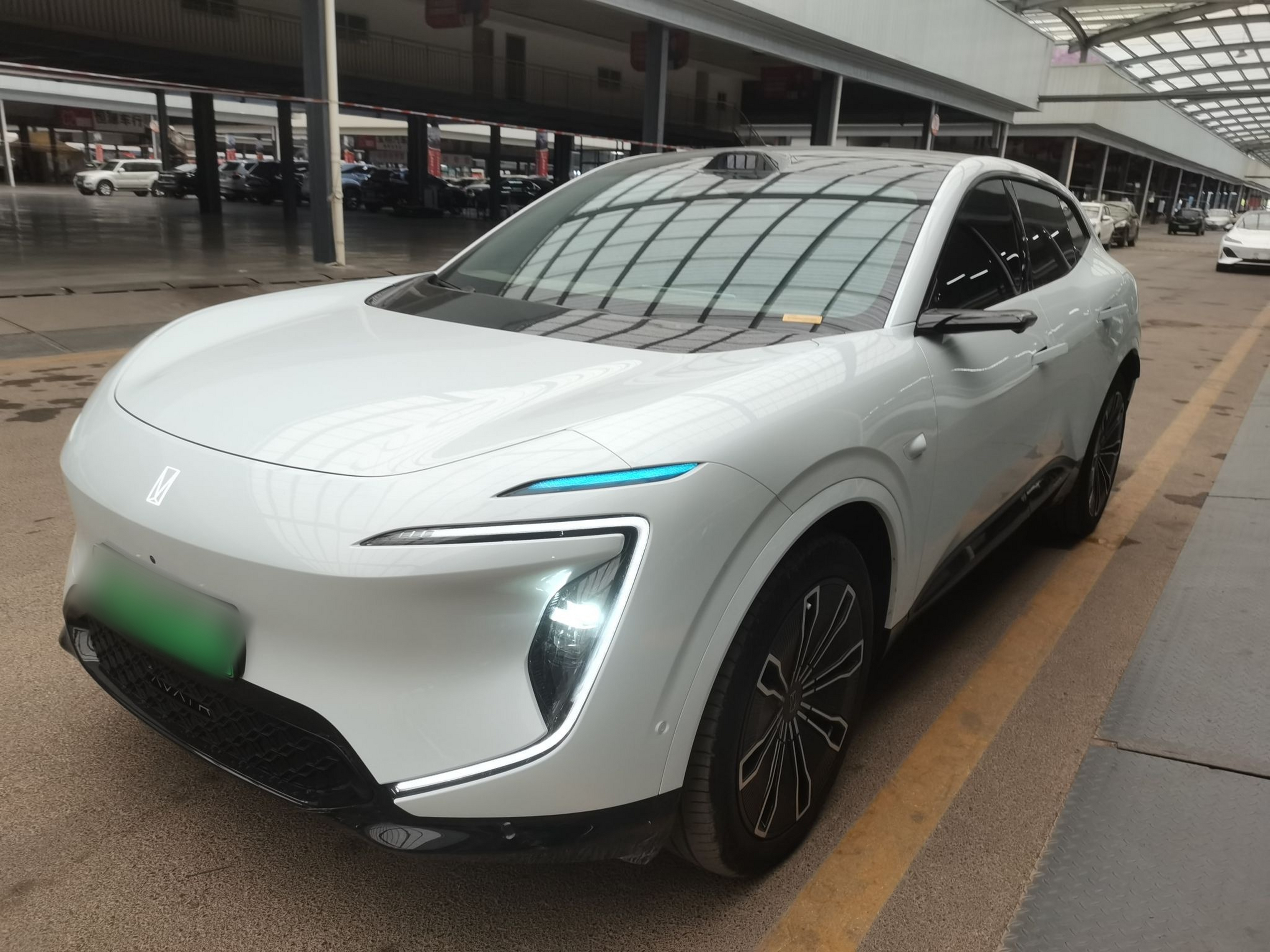 Под передней частью автомобиля