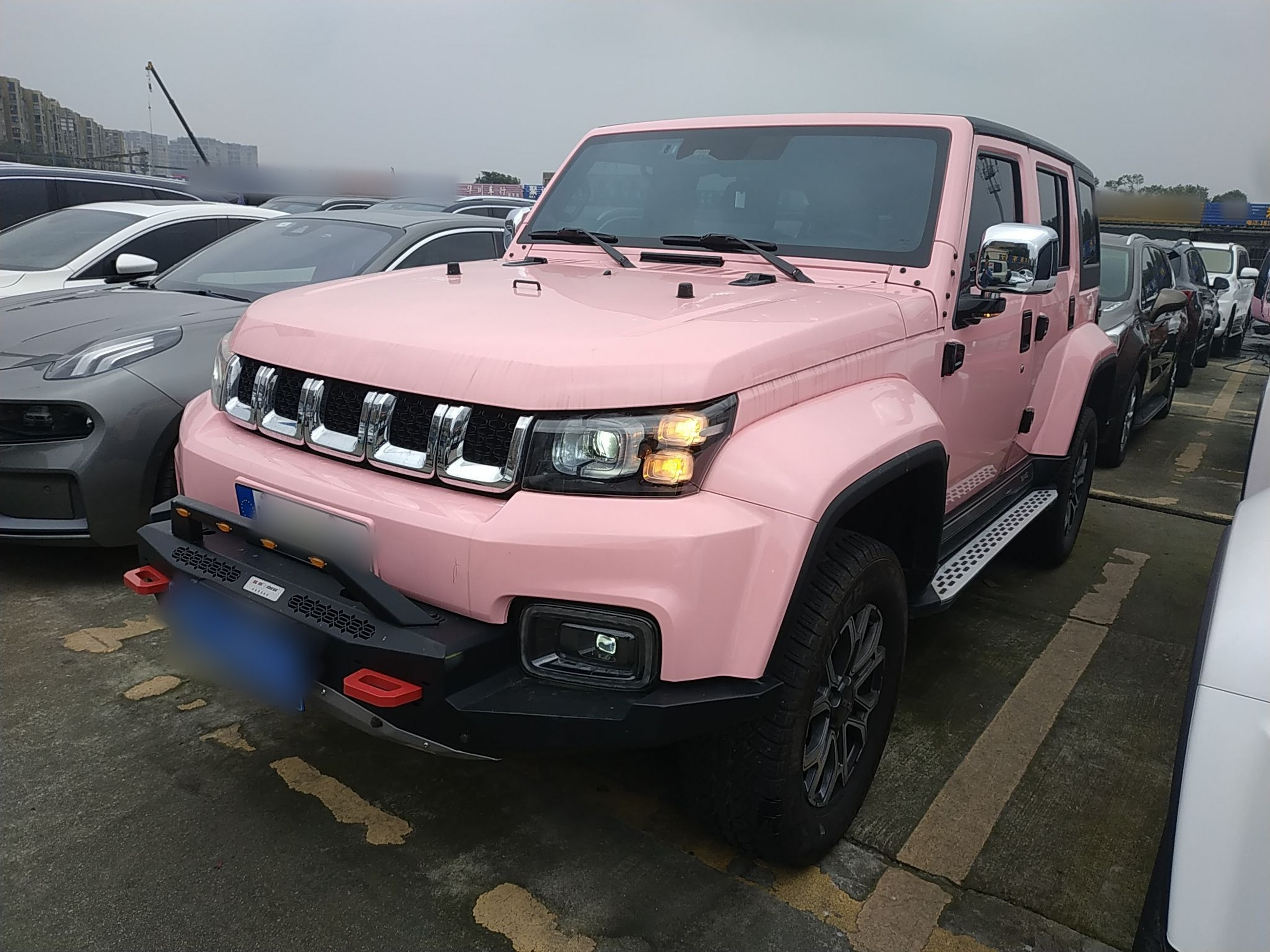 تحت مقدمة السيارة