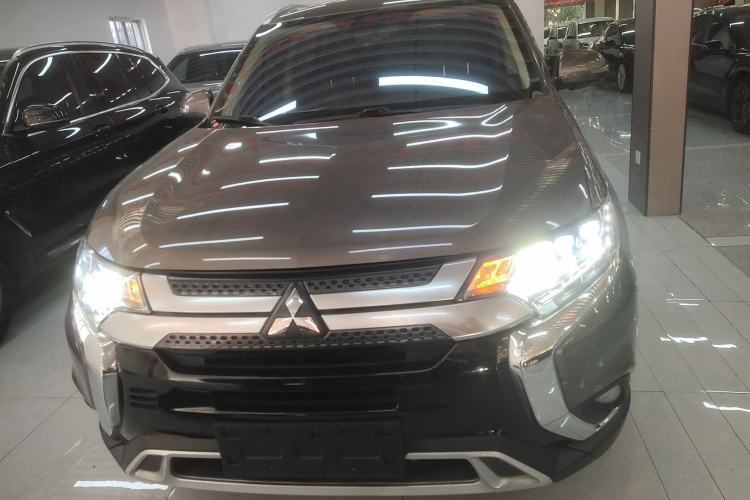 Used Mitsubishi Outlander 2019 2.4L Two-Wheel Drive ZhiXing Version 5 Seats China V Emission Standard