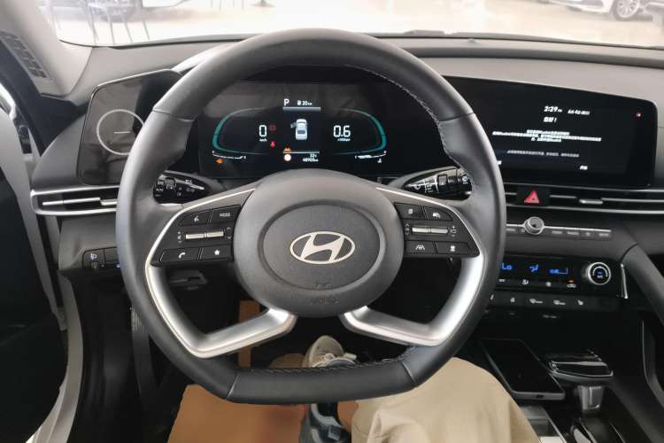 Used Hyundai Elantra 2023 1.5L CVT LUX Prestige Edition
