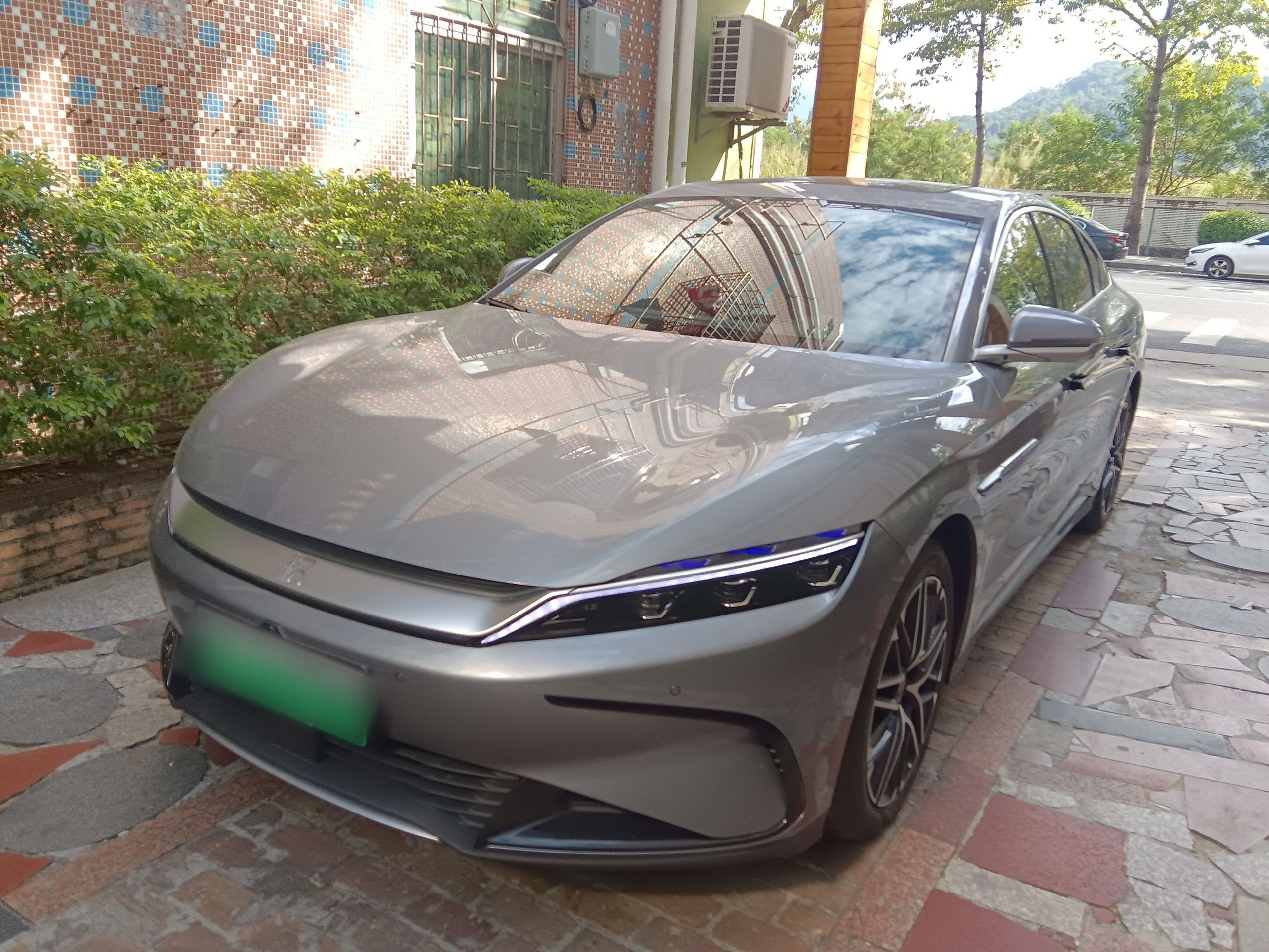 Под передней частью автомобиля