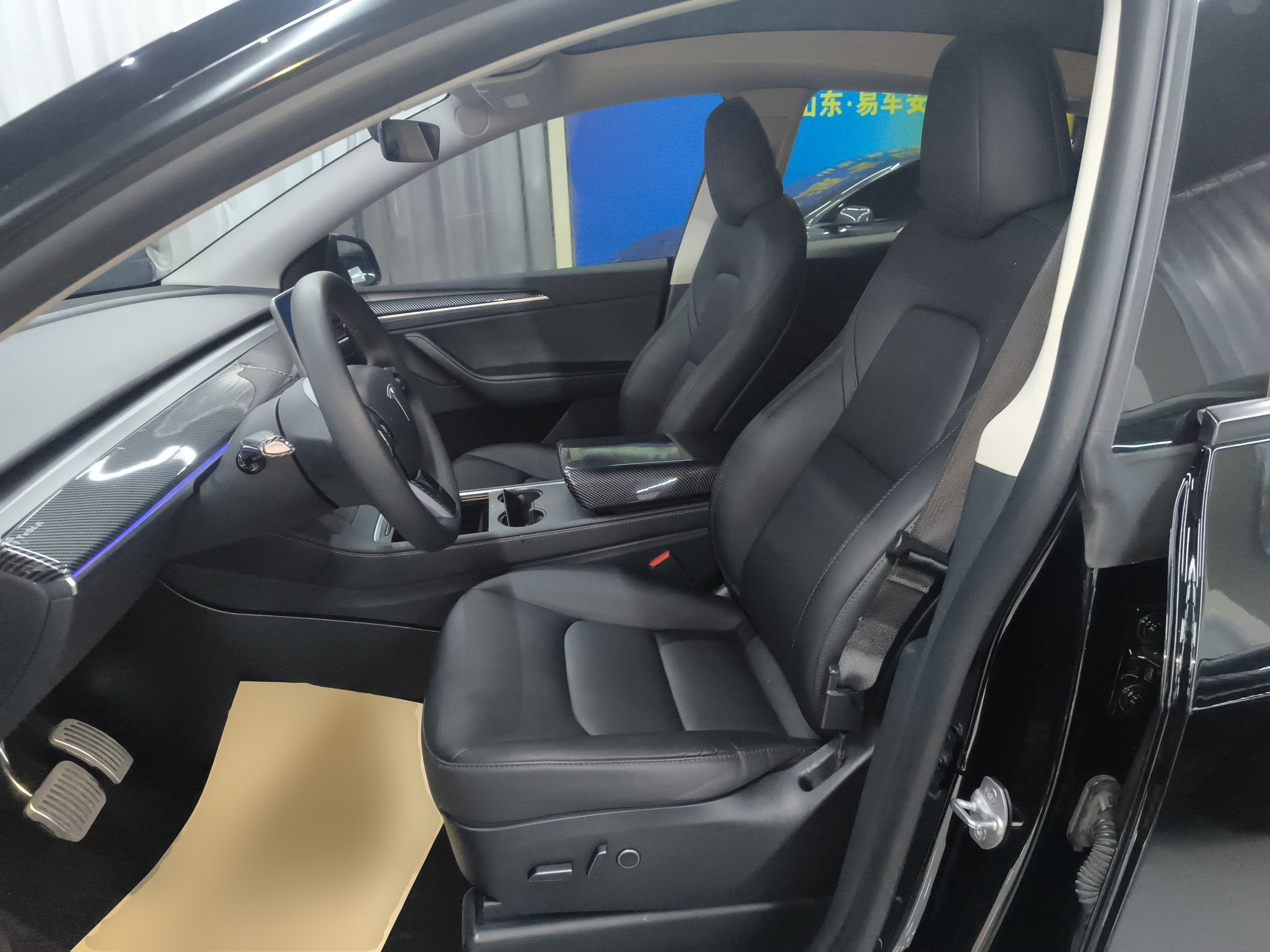 المقاعد الأمامية داخل السيارة